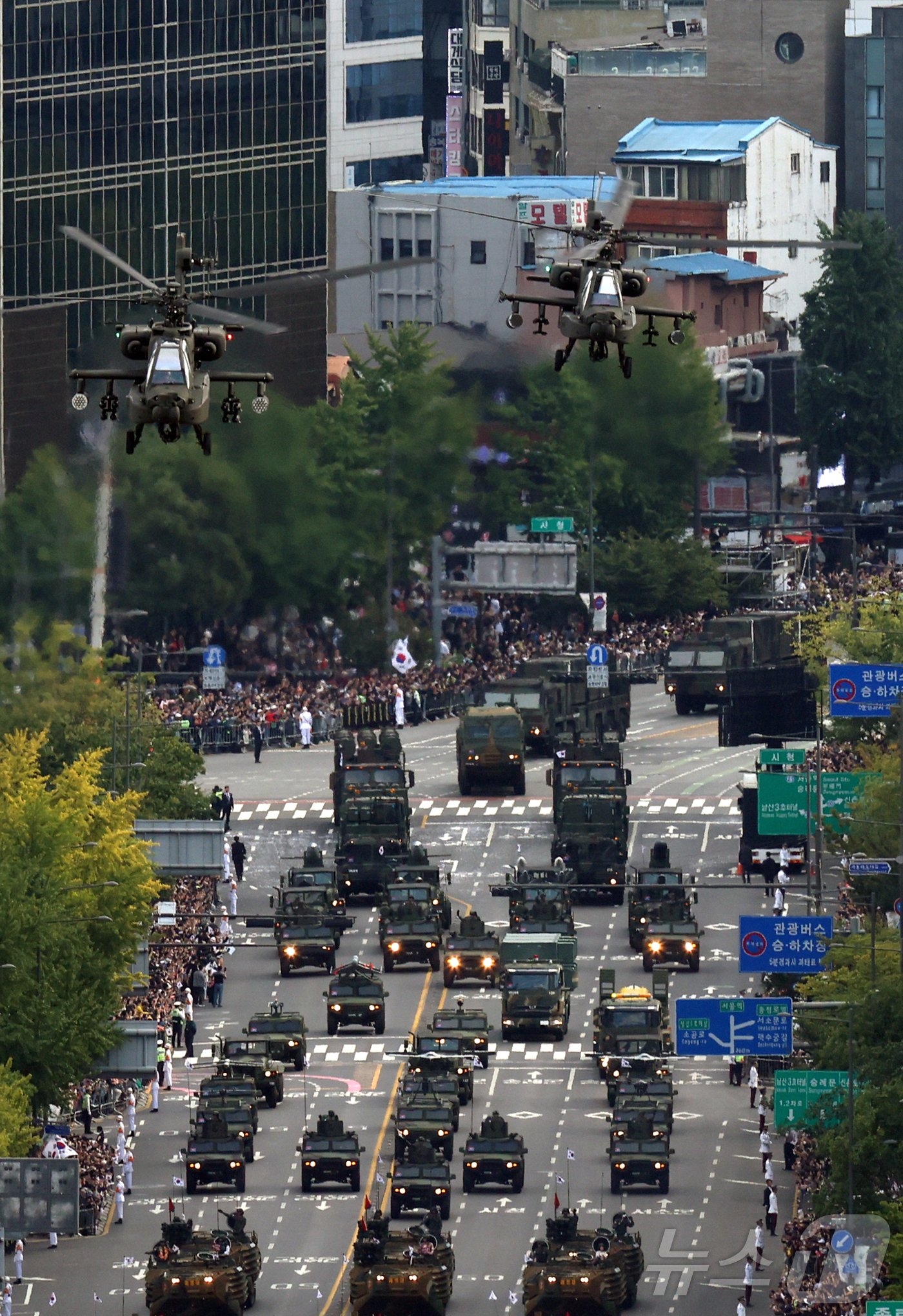 본문 이미지 - 건군 제76주년 국군의 날인 1일 오후 서울 세종대로 일대에서 열린 시가행진에서 지상 전력이 기동하고 있다. &#39;강한 국군, 국민과 함께!&#39;라는 주제로 열린 이날 시가행진에는 병력 5000여명과 83종 340여 대의 장비가 참여했다. 2024.10.1/뉴스1 ⓒ News1 김명섭 기자