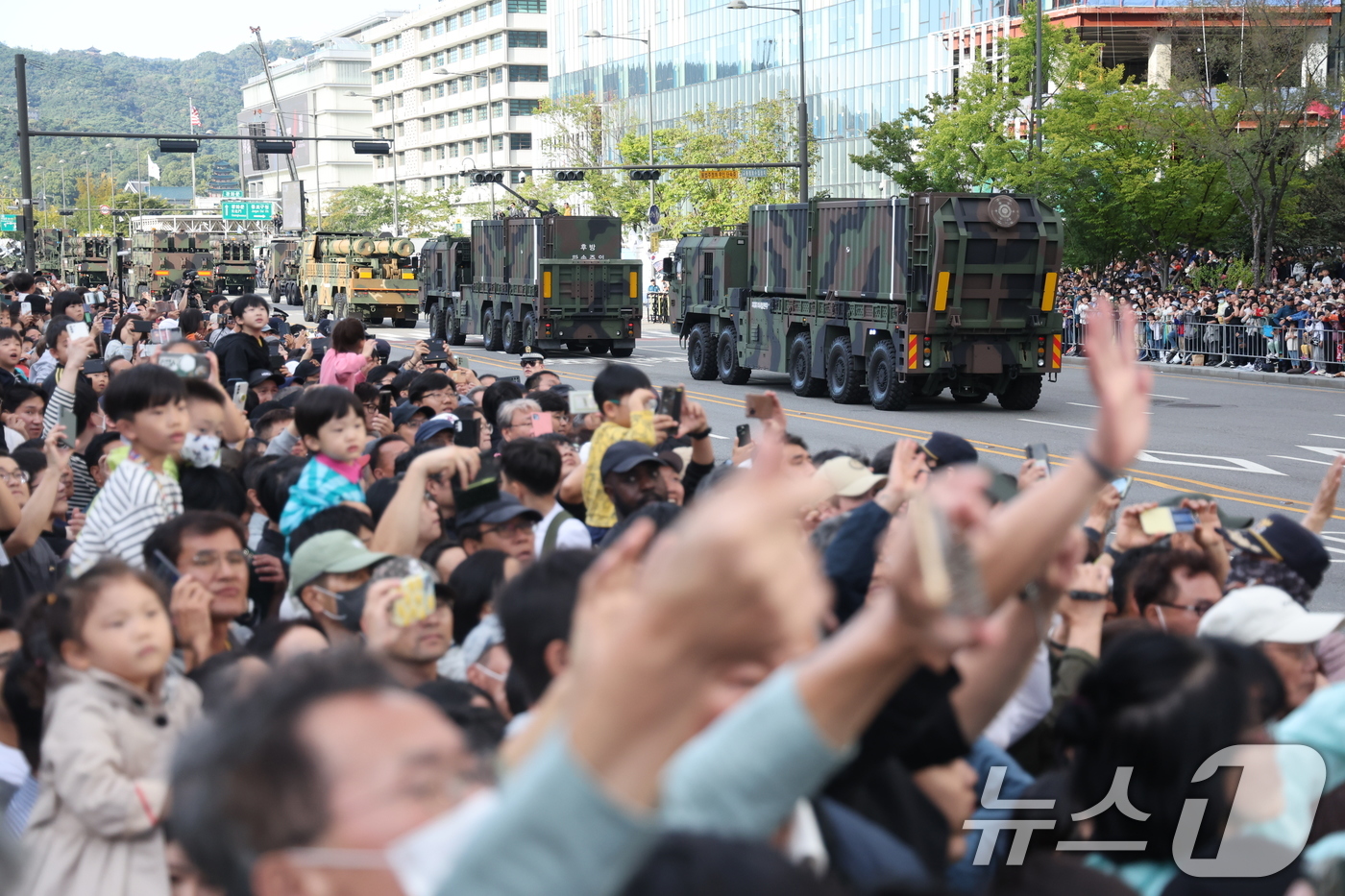 (서울=뉴스1) 황기선 기자 = 1일 서울 종로구 광화문광장 일대에서 제76주년 국군의 날 시가행진이 펼쳐지고 있다. 국군의 날 시가행진이 2년 연속으로 열리는 건 40년 만이다. …