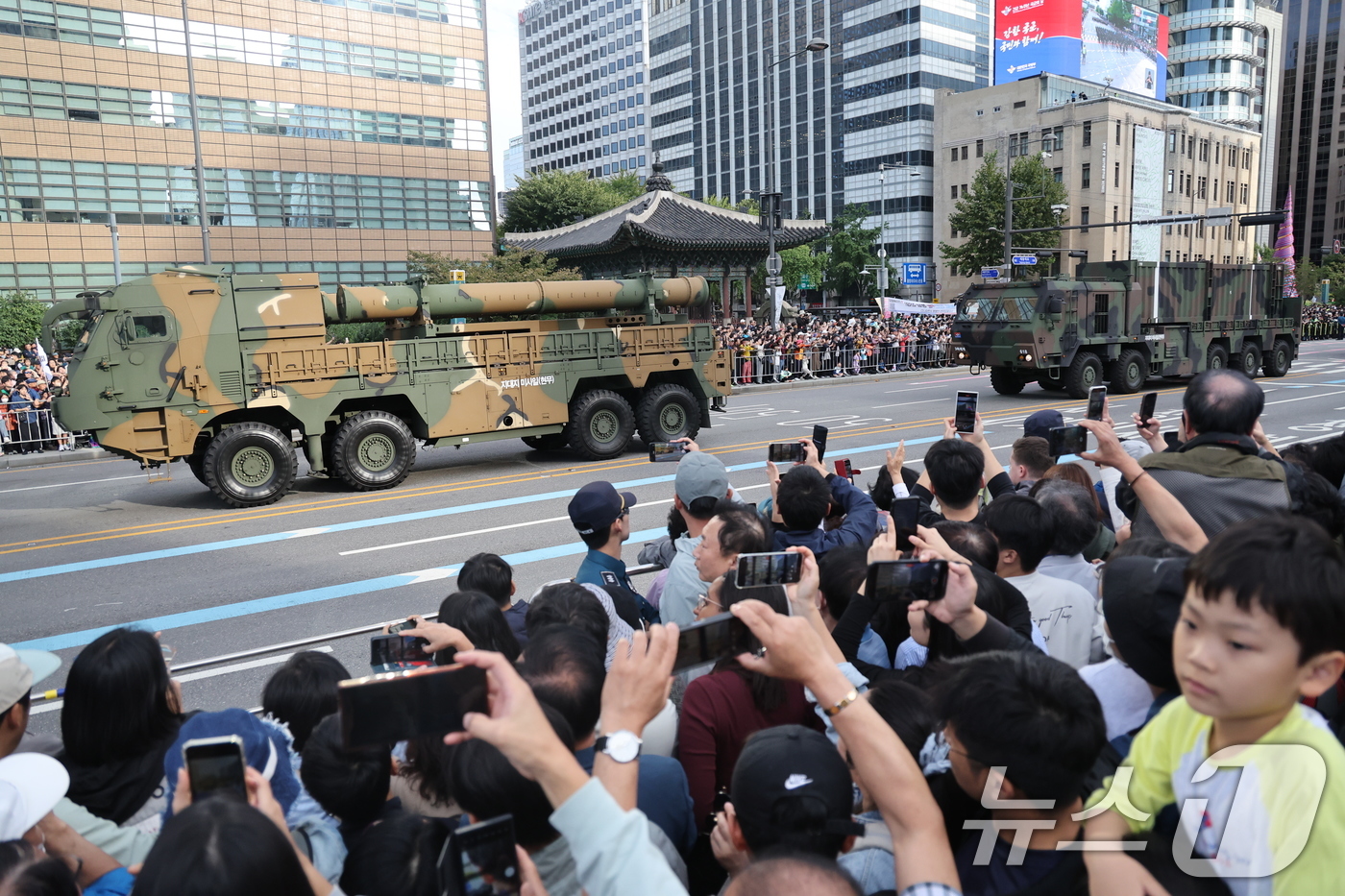 (서울=뉴스1) 황기선 기자 = 건군 제76주년 국군의 날인 1일 오후 서울 세종대로 일대에서 시가행진이 펼쳐지고 있다.'강한 국군, 국민과 함께!'라는 주제로 열린 이날 시가행진 …