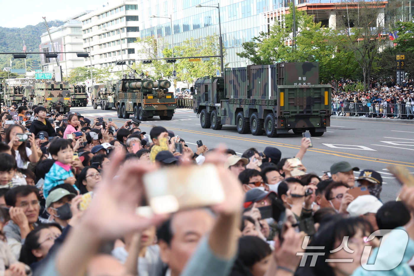 (서울=뉴스1) 황기선 기자 = 건군 제76주년 국군의 날인 1일 오후 서울 세종대로 일대에서 시가행진이 펼쳐지고 있다.'강한 국군, 국민과 함께!'라는 주제로 열린 이날 시가행진 …