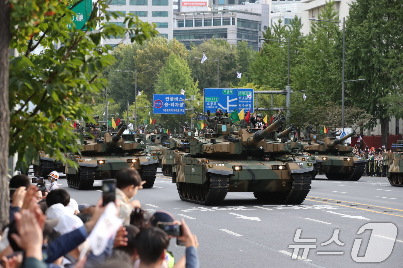 건군 제76주년 국군의 날인 1일 오후 서울 세종대로 일대에서 열린 시가행진에서 지상 전력이 기동하고 있다. &#39;강한 국군, 국민과 함께!&#39;라는 주제로 열린 이날 시가행진에는 병력 5000여명과 83종 340여 대의 장비가 참여했다. 2024.10.1/뉴스1 ⓒ News1 이승배 기자