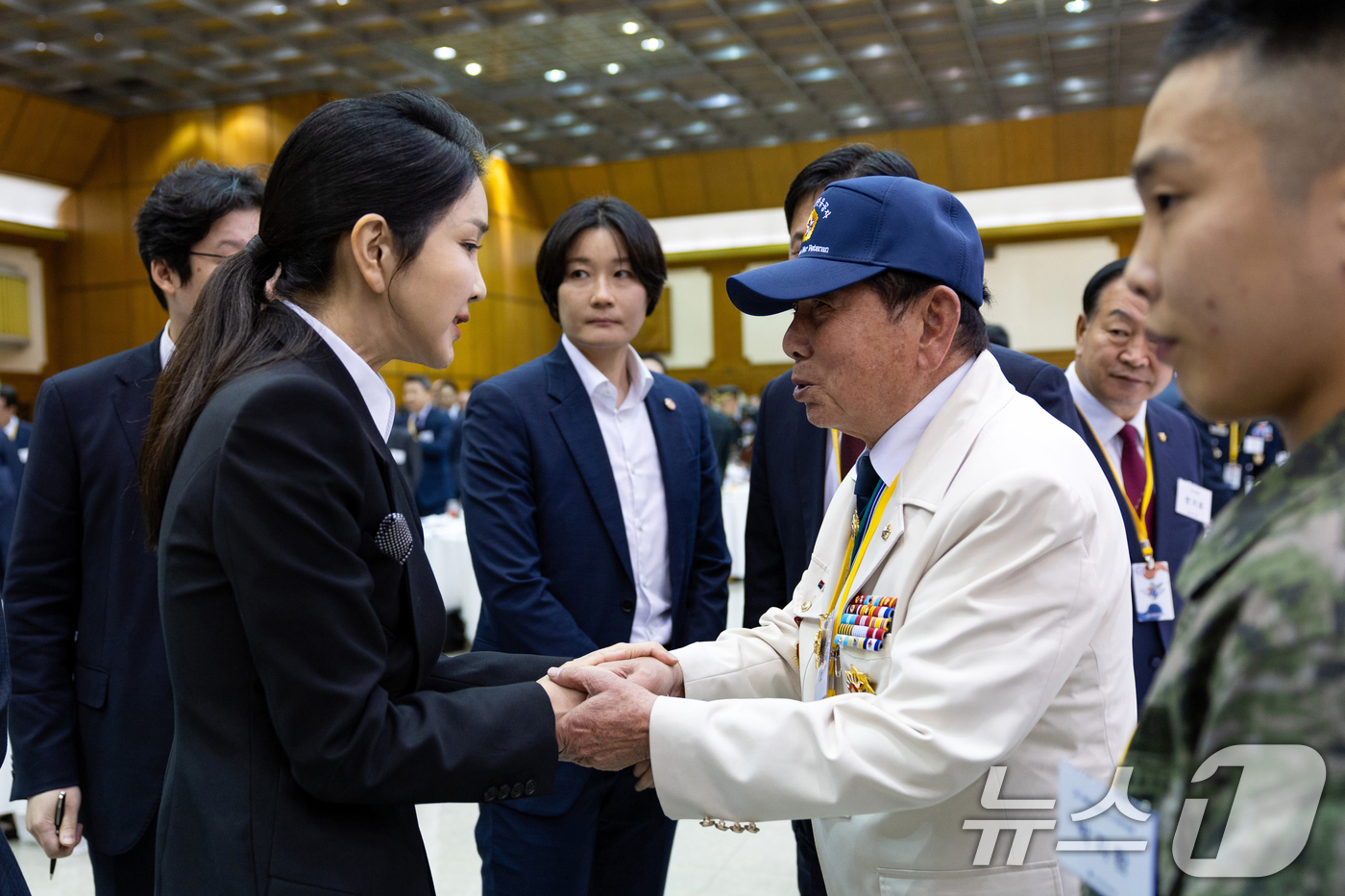 (서울=뉴스1) 송원영 기자 = 김건희 여사가 1일 성남 서울공항 국빈행사장에서 열린 건군 76주년 국군의날 경축연에서 6.25참전용사와 인사를 나누고 있다. (대통령실 제공) 2 …