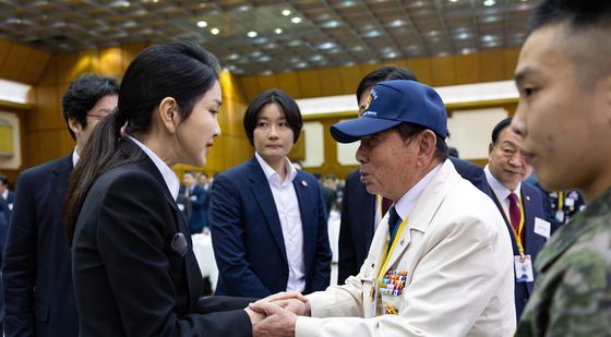 6.25참전용사와 인사 나누는 김건희 여사