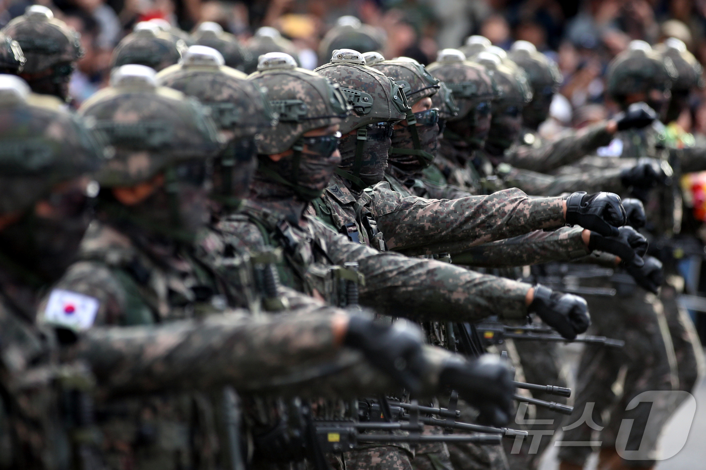 (서울=뉴스1) 이승배 기자 = 건군 제76주년 국군의 날인 1일 오후 서울 세종대로 일대에서 열린 시가행진에서 군 장병들이 시가행진을 하고 있다.'강한 국군, 국민과 함께!'라는 …