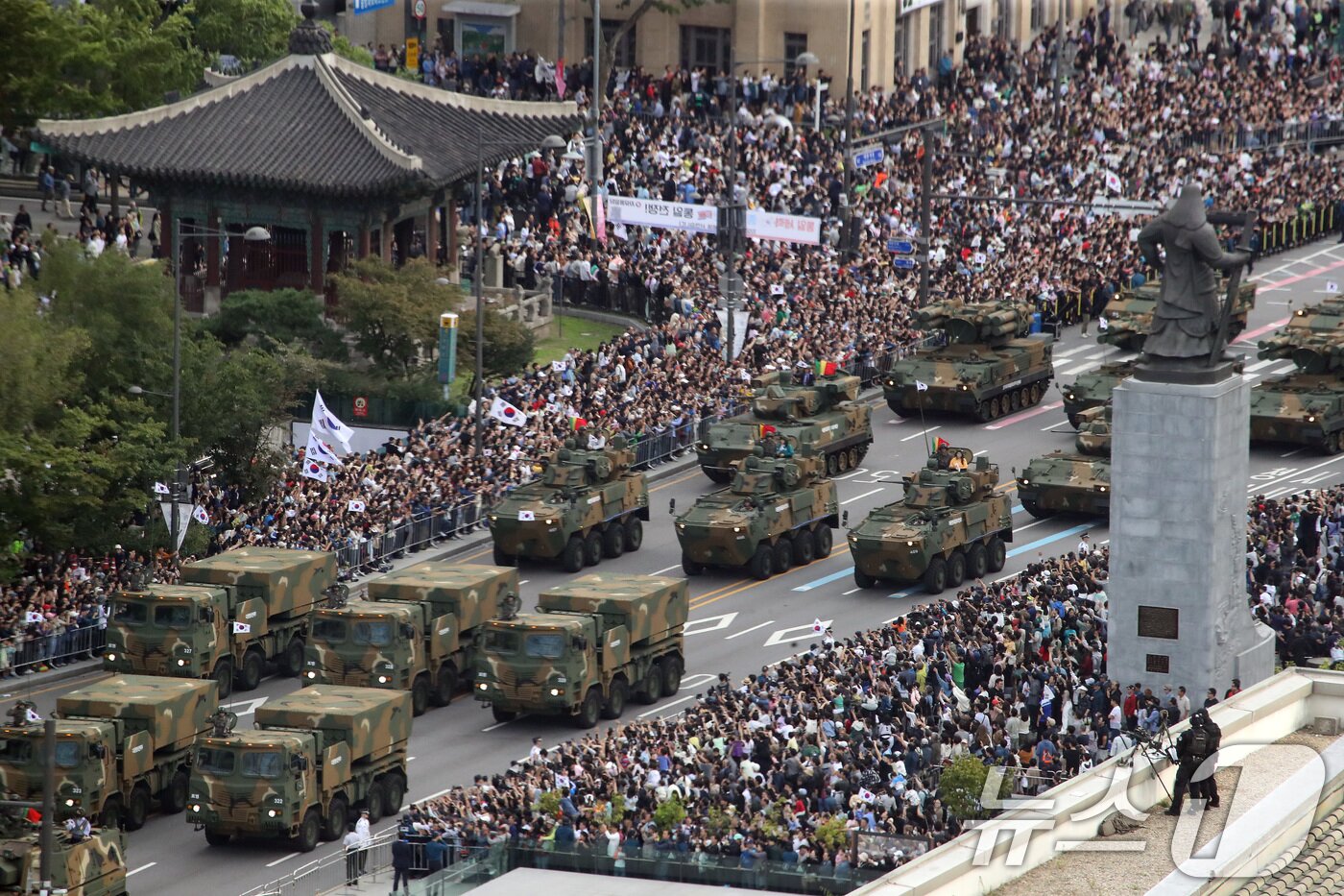 본문 이미지 - 2024년 국군의날 행사 당시 서울 도심에서 진행된 시가행진. 2024.10.1/뉴스1 ⓒ News1 임세영 기자