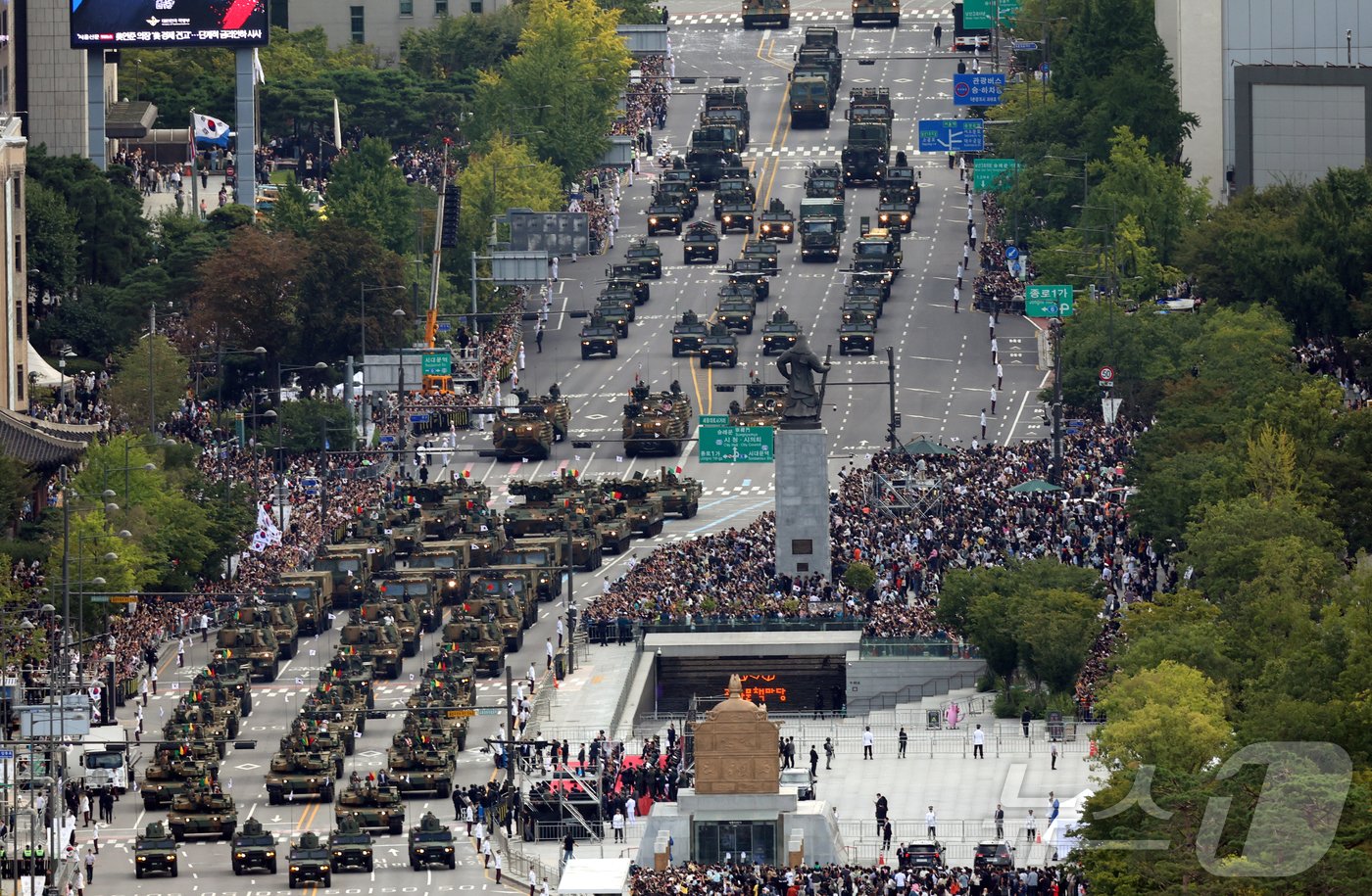 본문 이미지 - 1일 오후 서울 세종대로 광화문광장 일대에서 열린 &#39;건군 76주년 국군의날 시가행진&#39;에서 육군 기갑부대&#40;소형전술차량, K-2흑표 전차, K-9A1 자주포 등&#41;가 행진하고 있다. &#39;강한 국군, 국민과 함께!&#39;라는 주제로 열린 이날 시가행진에는 병력 5000여명과 83종 340여 대의 장비가 참여했다. 2024.10.1/뉴스1 ⓒ News1 김명섭 기자