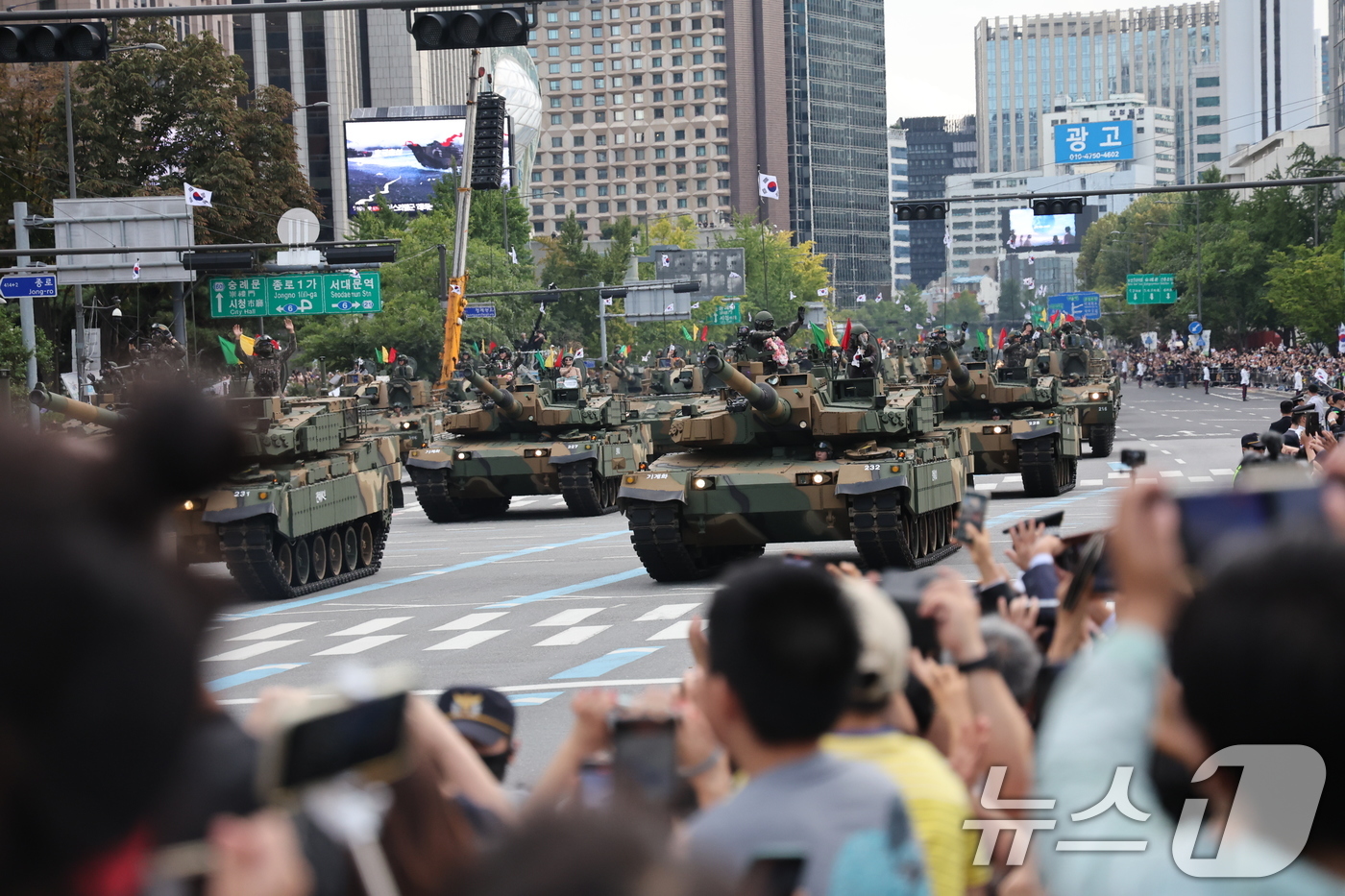 (서울=뉴스1) 황기선 기자 = 1일 서울 종로구 광화문광장 일대에서 제76주년 국군의 날 시가행진이 펼쳐지고 있다.국군의 날 시가행진이 2년 연속으로 열리는 건 40년 만이다. …