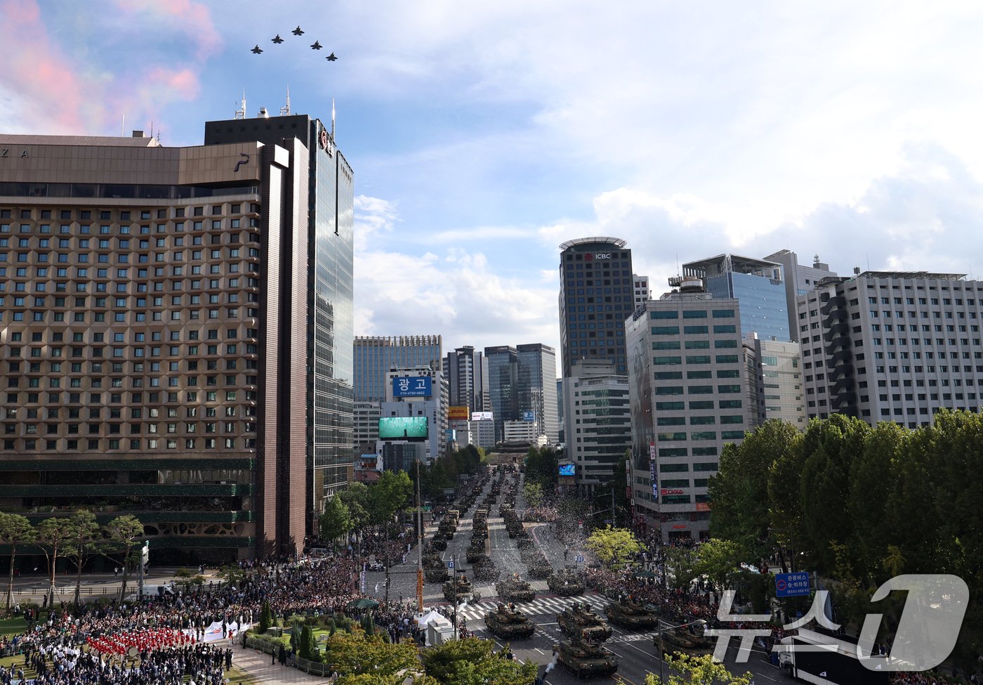 본문 이미지 - 건군 제76주년 국군의 날인 1일 오후 서울 세종대로 일대에서 열린 시가행진에서 항공 및 지상전력이 동시 기동하고 있다. &#39;강한 국군, 국민과 함께!&#39;라는 주제로 열린 이날 시가행진에는 병력 5000여명과 83종 340여 대의 장비가 참여했다. 2024.10.1/뉴스1 ⓒ News1 구윤성 기자