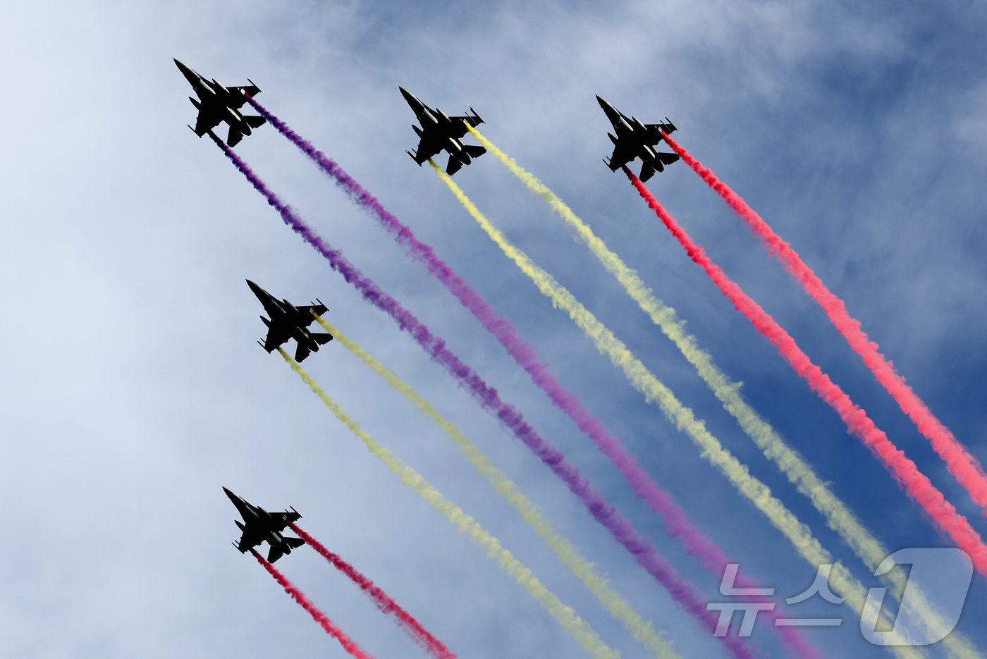 본문 이미지 - 건군 제76주년 국군의 날인 1일 오후 서울 세종대로 일대에서 열린 시가행진에서 KF16이 서울상공을 수놓고 있다.&#39; 강한 국군, 국민과 함께!&#39;라는 주제로 열린 이날 시가행진에는 병력 5000여명과 83종 340여 대의 장비가 참여했다. 2024.10.1/뉴스1 ⓒ News1 김명섭 기자