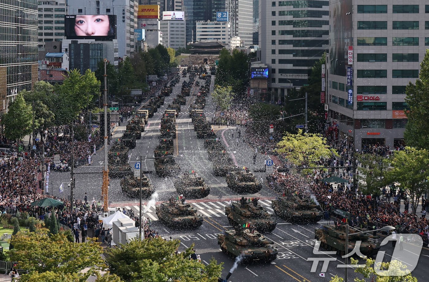 본문 이미지 - 건군 제76주년 국군의 날인 1일 오후 서울 세종대로 일대에서 열린 시가행진에서 K-2전차와 K-9A1 자주포 등 육군 지상전력이 기동하고 있다. &#39;강한 국군, 국민과 함께!&#39;라는 주제로 열린 이날 시가행진에는 병력 5000여명과 83종 340여 대의 장비가 참여했다. 2024.10.1/뉴스1 ⓒ News1 구윤성 기자