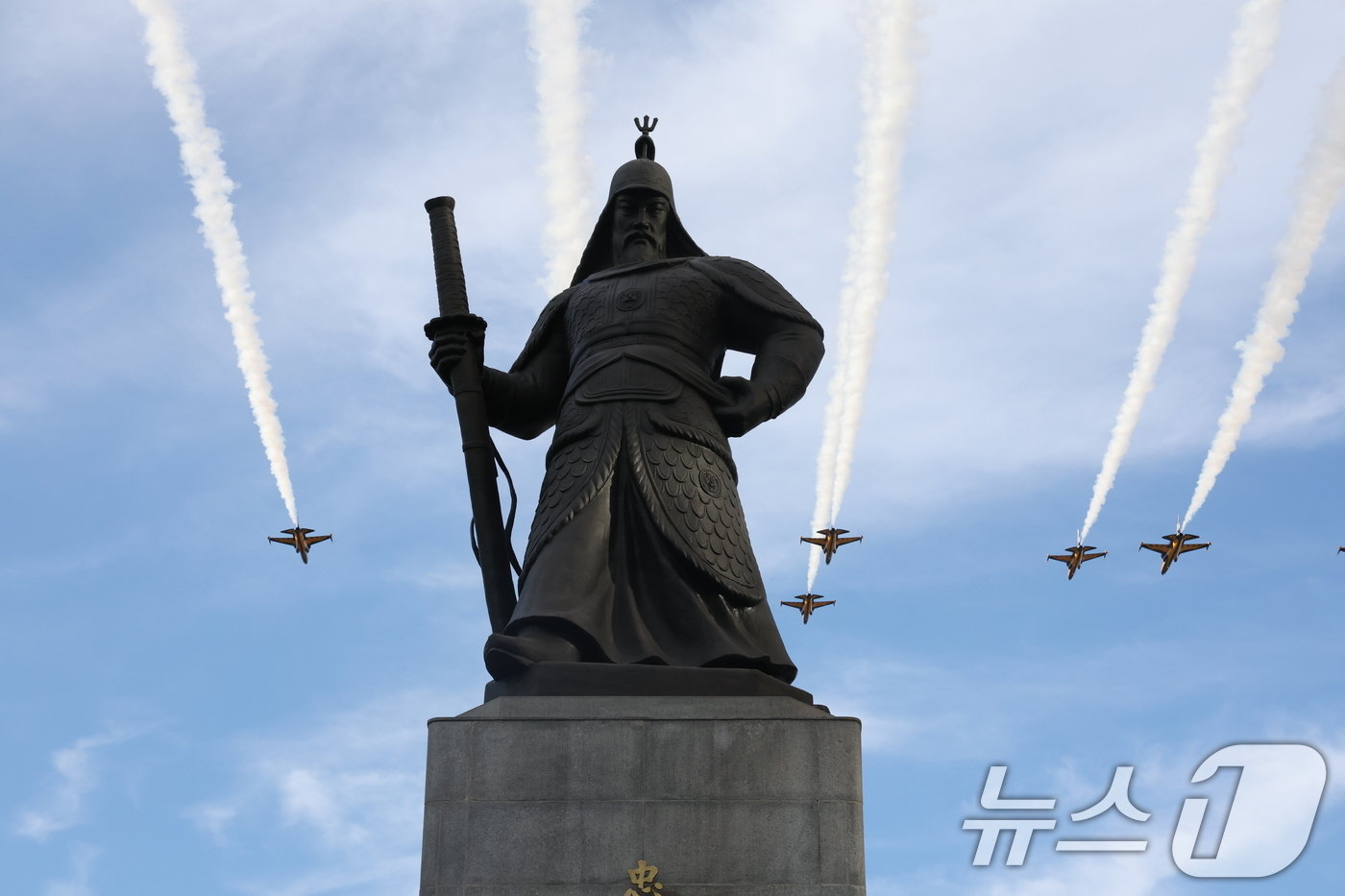 본문 이미지 - 1일 서울 종로구 광화문광장 일대에서 제76주년 국군의 날 시가행진이 펼쳐진 가운데 공군 특수비행팀 블랙이글스가 축하 비행을 하고 있다. 국군의 날 시가행진이 2년 연속으로 열리는 건 40년 만이다. 2024.10.1/뉴스1 ⓒ News1 황기선 기자