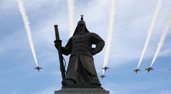 이순신 장군 앞 보란듯이!