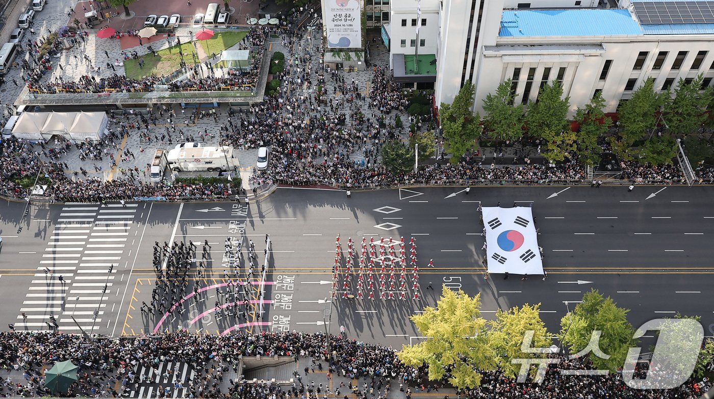 1일 서울 종로구 광화문광장 일대에서 제76주년 국군의 날 시가행진이 진행되고 있다. 국군의 날 시가행진이 2년 연속으로 열리는 건 40년 만이다. 2024.10.1/뉴스1 ⓒ News1 김성진 기자