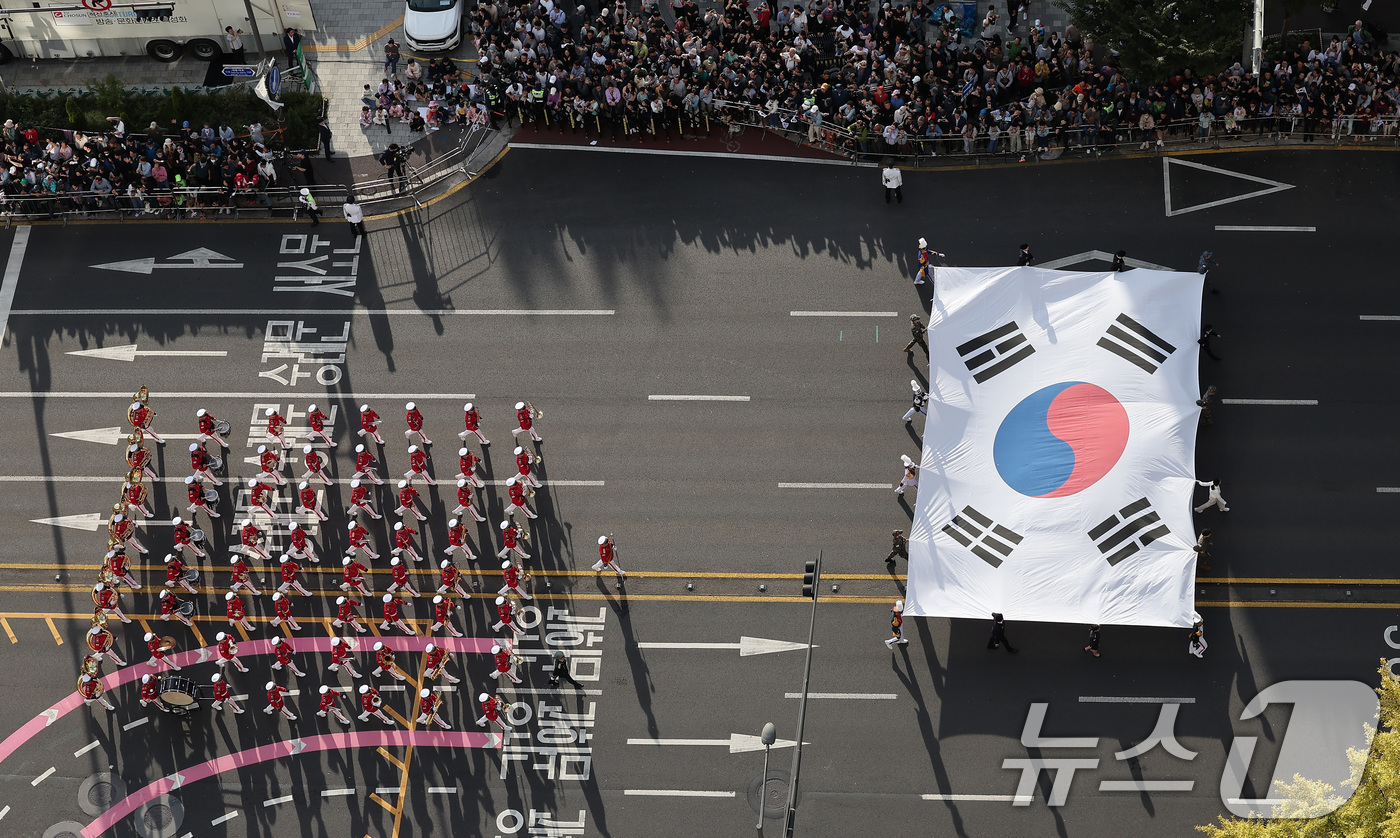 (서울=뉴스1) 김성진 기자 = 1일 서울 종로구 광화문광장 일대에서 제76주년 국군의 날 시가행진이 진행되고 있다.국군의 날 시가행진이 2년 연속으로 열리는 건 40년 만이다. …