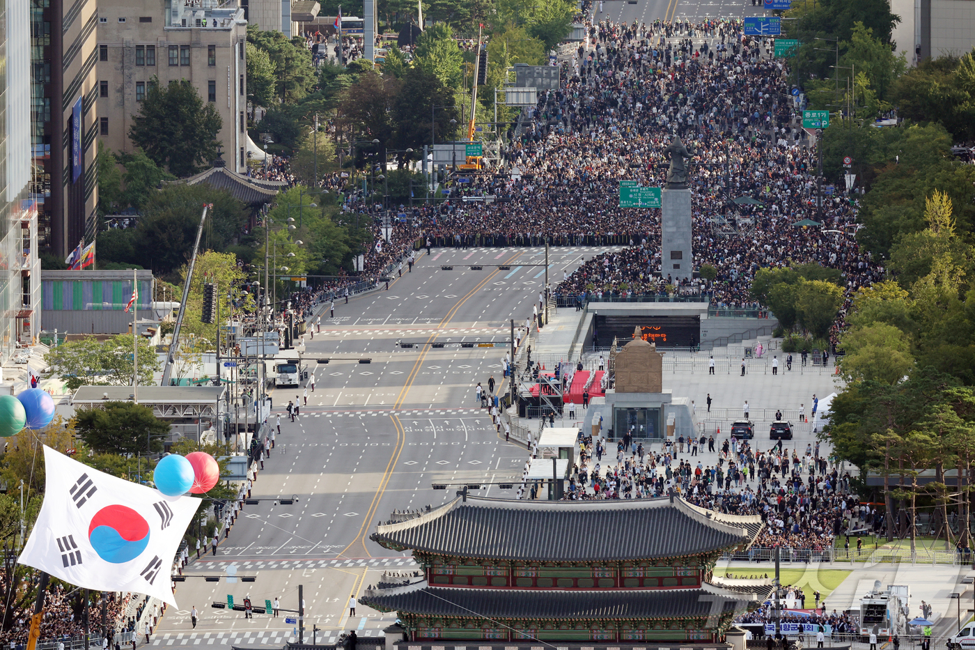 (서울=뉴스1) 김명섭 기자 = 건군 제76주년 국군의 날인 1일 오후 서울 세종대로 일대에서 열린 시가행진에서 서울 수복을 기념하는 대형 태극기가 광화문 월대에 게양되고 있다.' …