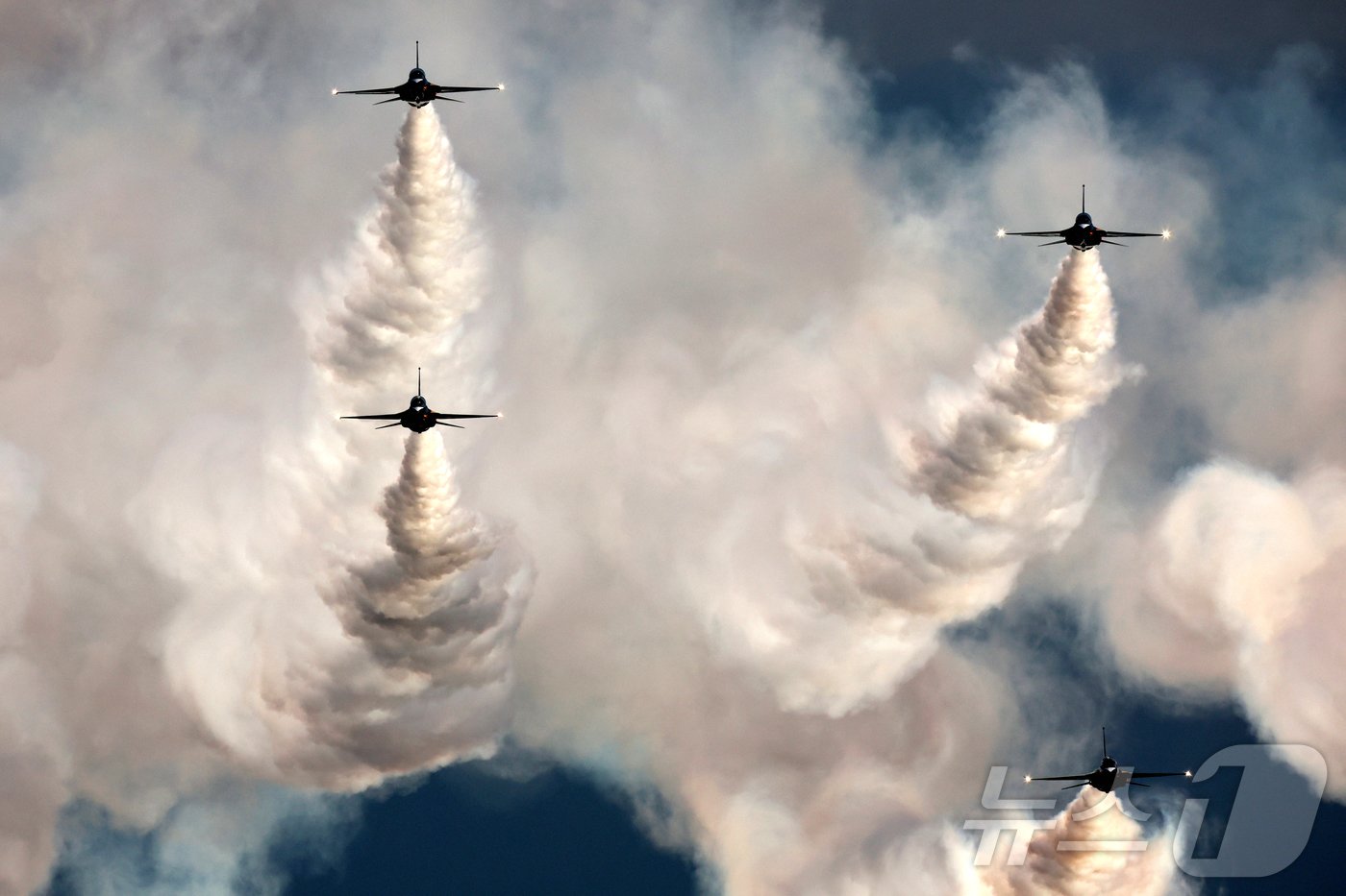 본문 이미지 - 건군 제76주년 국군의 날인 1일 오후 서울 세종대로 일대에서 열린 시가행진에서 블랙이글스 편대가 서울 상공을 수놓고 있다.&#39; 강한 국군, 국민과 함께!&#39;라는 주제로 열린 이날 시가행진에는 병력 5000여명과 83종 340여 대의 장비가 참여했다. 2024.10.1/뉴스1 ⓒ News1 김명섭 기자