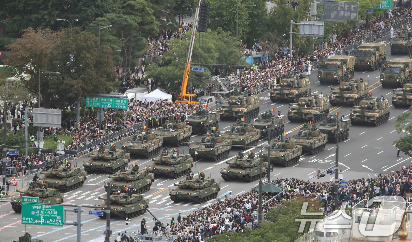 본문 이미지 - 1일 오후 서울 세종대로 광화문광장 일대에서 열린 &#39;건군 76주년 국군의날 시가행진&#39;에서 육군 기갑부대&#40;소형전술차량, K-2흑표 전차, K-9A1 자주포 등&#41;가 행진하고 있다. &#39;강한 국군, 국민과 함께!&#39;라는 주제로 열린 이날 시가행진에는 병력 5000여명과 83종 340여 대의 장비가 참여했다. 2024.10.1/뉴스1 ⓒ News1 임세영 기자