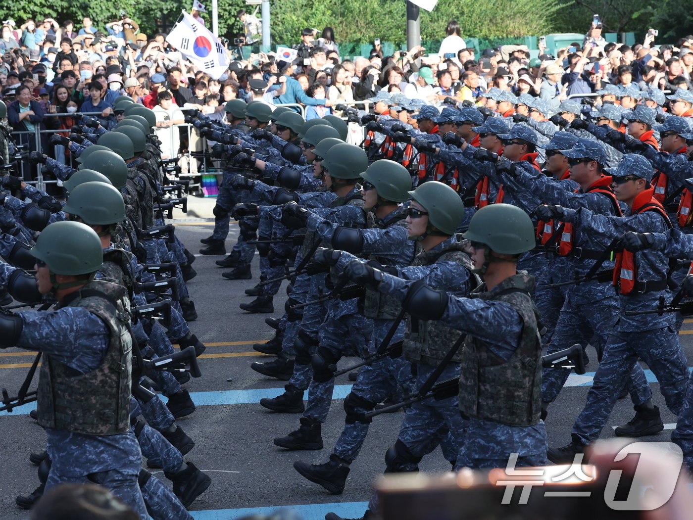 건군 제76주년 국군의 날인 1일 오후 서울 세종대로 일대에서 군 장병들이 시가행진을 하고 있다. &#39;강한 국군, 국민과 함께!&#39;라는 주제로 열린 이날 시가행진에는 병력 5000여명과 83종 340여 대의 장비가 참여했다. 2024.10.1/뉴스1 ⓒ News1 황기선 기자