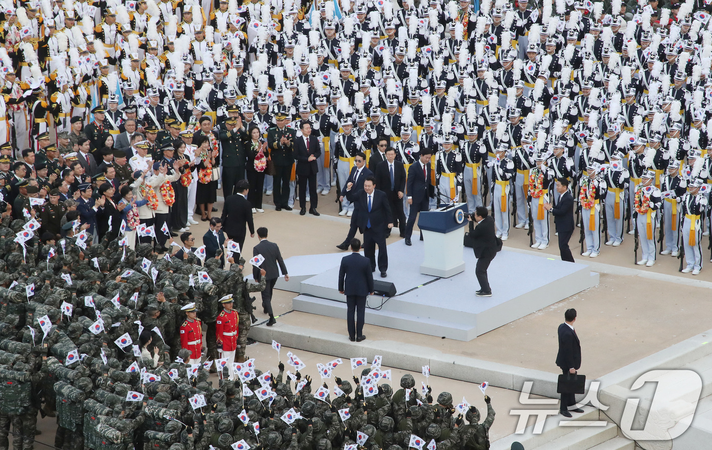 (서울=뉴스1) 임세영 기자 = 윤석열 대통령이 1일 오후 서울 세종대로 광화문광장 일대에서 열린 '건군 76주년 국군의날 시가행진'에서 격려사를 마치고 주먹을 불끈 쥐고 있다.' …