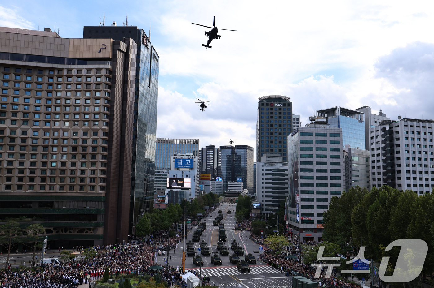 (서울=뉴스1) 구윤성 기자 = 건군 제76주년 국군의 날인 1일 오후 서울 세종대로 일대에서 열린 시가행진에서 아파치 헬기와 지상 전력이 동시 기동하고 있다. '강한 국군, 국민 …