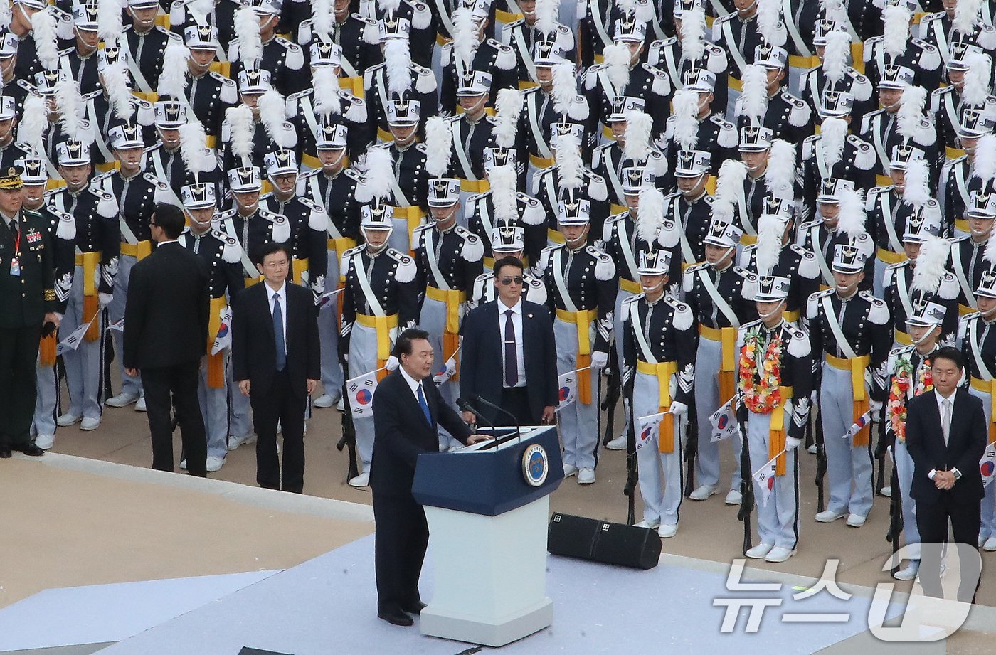 본문 이미지 - 윤석열 대통령이 1일 오후 서울 세종대로 광화문광장 일대에서 열린 &#39;건군 76주년 국군의날 시가행진&#39;에 참석해 격려사를 하고 있다. &#39;강한 국군, 국민과 함께!&#39;라는 주제로 열린 이날 시가행진에는 병력 5000여명과 83종 340여 대의 장비가 참여했다. 2024.10.1/뉴스1 ⓒ News1 임세영 기자