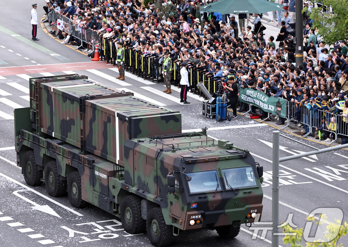 (서울=뉴스1) 구윤성 기자 = 건군 제76주년 국군의 날인 1일 오후 서울 세종대로 일대에서 열린 시가행진에서 지대지미사일 '현무'가 시민들 앞을 지나고 있다. '강한 국군, 국 …