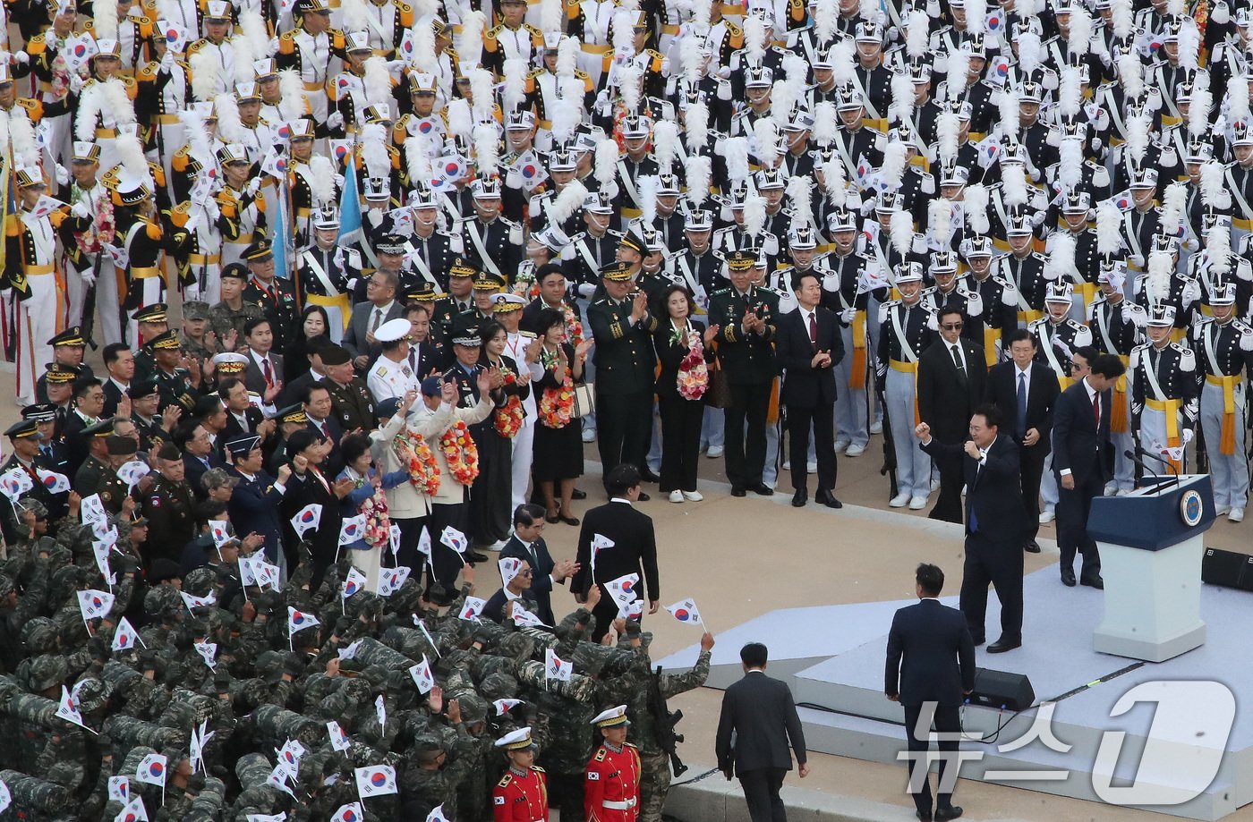 본문 이미지 - 윤석열 대통령이 1일 오후 서울 세종대로 광화문광장 일대에서 열린 &#39;건군 76주년 국군의날 시가행진&#39;에서 국군장병들을 격려하고 있다. &#39;강한 국군, 국민과 함께!&#39;라는 주제로 열린 이날 시가행진에는 병력 5000여명과 83종 340여 대의 장비가 참여했다. 2024.10.1/뉴스1 ⓒ News1 임세영 기자