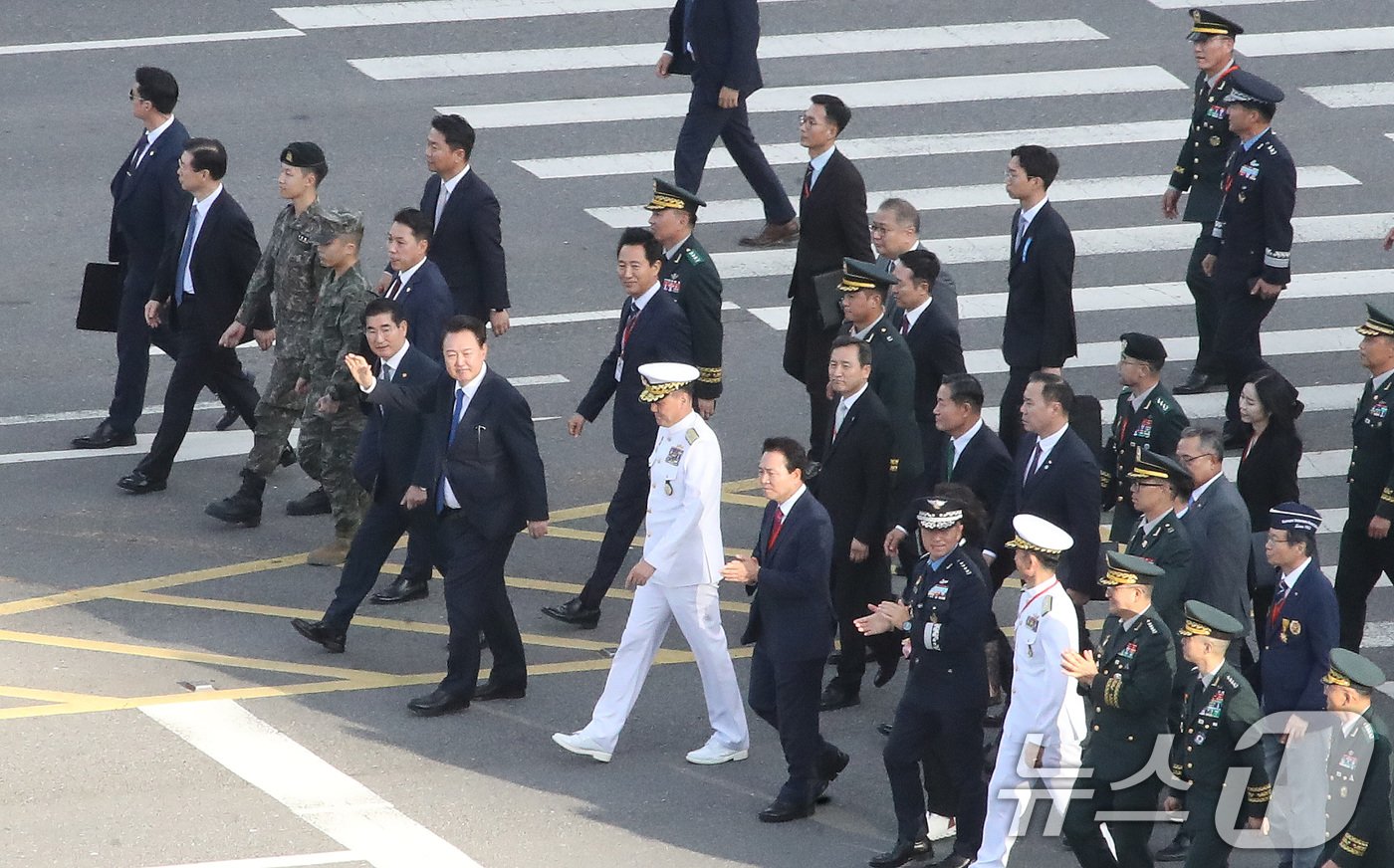 본문 이미지 - 윤석열 대통령이 1일 오후 서울 세종대로 광화문광장 일대에서 열린 &#39;건군 76주년 국군의날 시가행진&#39;에 참석해 국군 장병들과 함께 발걸음을 옮기고 있다. &#39;강한 국군, 국민과 함께!&#39;라는 주제로 열린 이날 시가행진에는 병력 5000여명과 83종 340여 대의 장비가 참여했다. 2024.10.1/뉴스1 ⓒ News1 임세영 기자