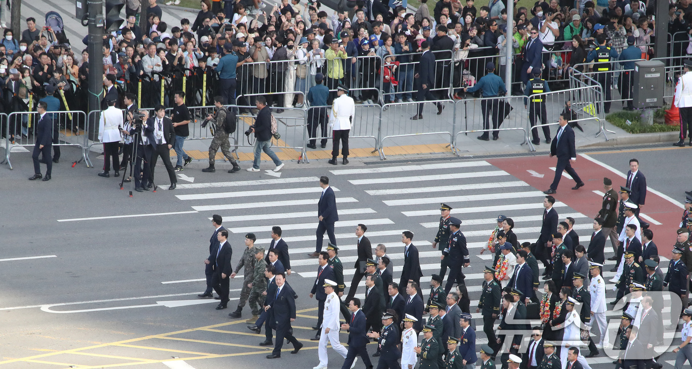 (서울=뉴스1) 임세영 기자 = 윤석열 대통령이 1일 오후 서울 세종대로 광화문광장 일대에서 열린 '건군 76주년 국군의날 시가행진'에 참석해 국군 장병들과 함께 발걸음을 옮기고 …