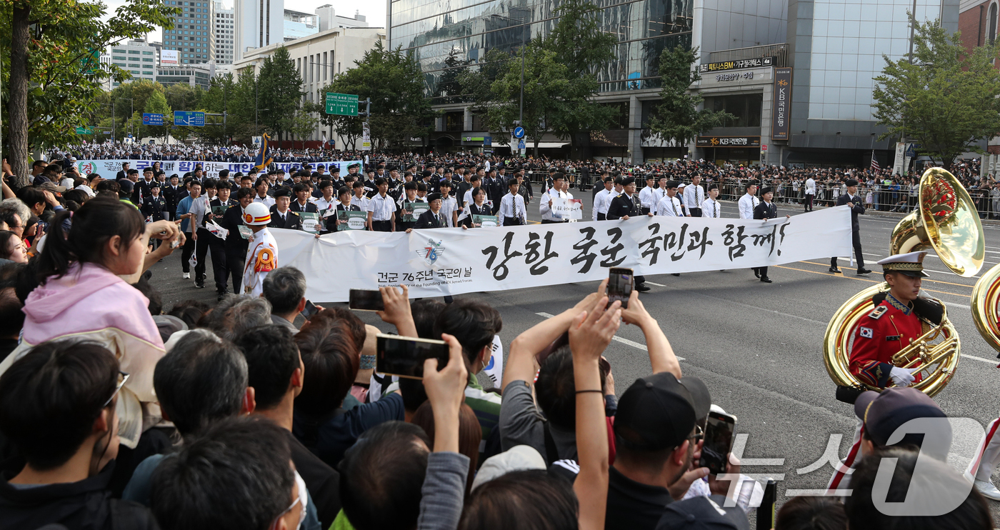 (서울=뉴스1) 이승배 기자 = 건군 제76주년 국군의 날인 1일 오후 서울 세종대로 일대에서 열린 시가행진에서 국민과 함께하는 행진이 진행되고 있다.'강한 국군, 국민과 함께!' …