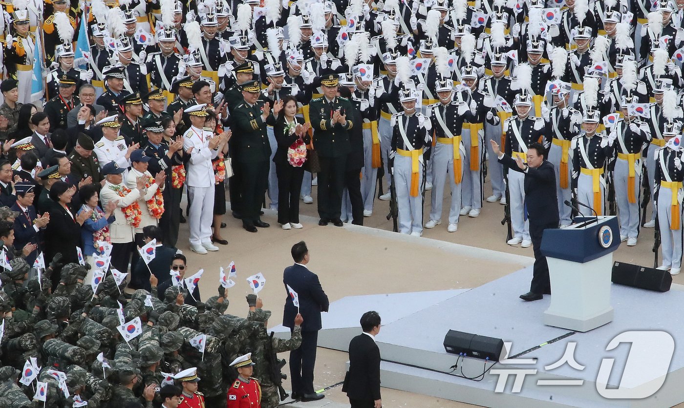본문 이미지 - 윤석열 대통령이 1일 오후 서울 세종대로 광화문광장 일대에서 열린 &#39;건군 76주년 국군의날 시가행진&#39;에서 국군장병들을 격려하고 있다. &#39;강한 국군, 국민과 함께!&#39;라는 주제로 열린 이날 시가행진에는 병력 5000여명과 83종 340여 대의 장비가 참여했다. 2024.10.1/뉴스1 ⓒ News1 임세영 기자