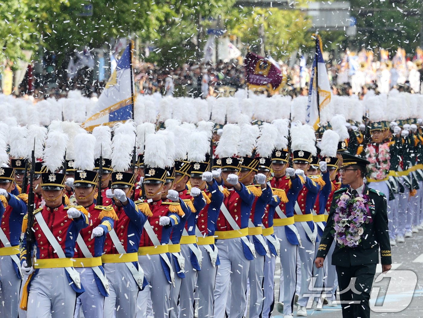 본문 이미지 - 1일 서울 종로구 광화문광장 일대에서 제76주년 국군의 날 시가행진이 펼쳐지고 있다. 국군의 날 시가행진이 2년 연속으로 열리는 건 40년 만이다. 2024.10.1/뉴스1 ⓒ News1 황기선 기자