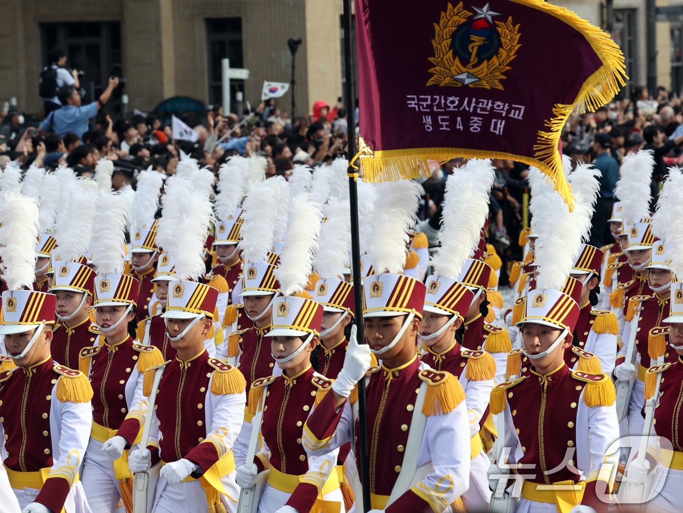 (서울=뉴스1) 황기선 기자 = 1일 서울 종로구 광화문광장 일대에서 제76주년 국군의 날 시가행진이 펼쳐지고 있다.국군의 날 시가행진이 2년 연속으로 열리는 건 40년 만이다. …