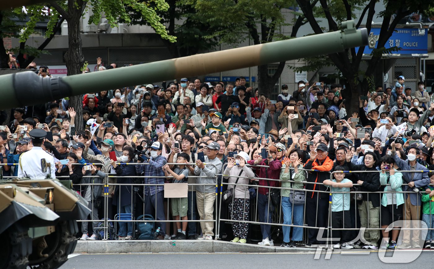 본문 이미지 - 건군 제76주년 국군의 날인 1일 오후 서울 세종대로 일대에서 열린 시가행진에서 시민들이 장비부대 행진을 바라보고 있다. &#39;강한 국군, 국민과 함께!&#39; 라는 주제로 열린 이날 시가행진에는 병력 5000여명과 83종 340여 대의 장비가 참여했다. 2024.10.1/뉴스1 ⓒ News1 이승배 기자