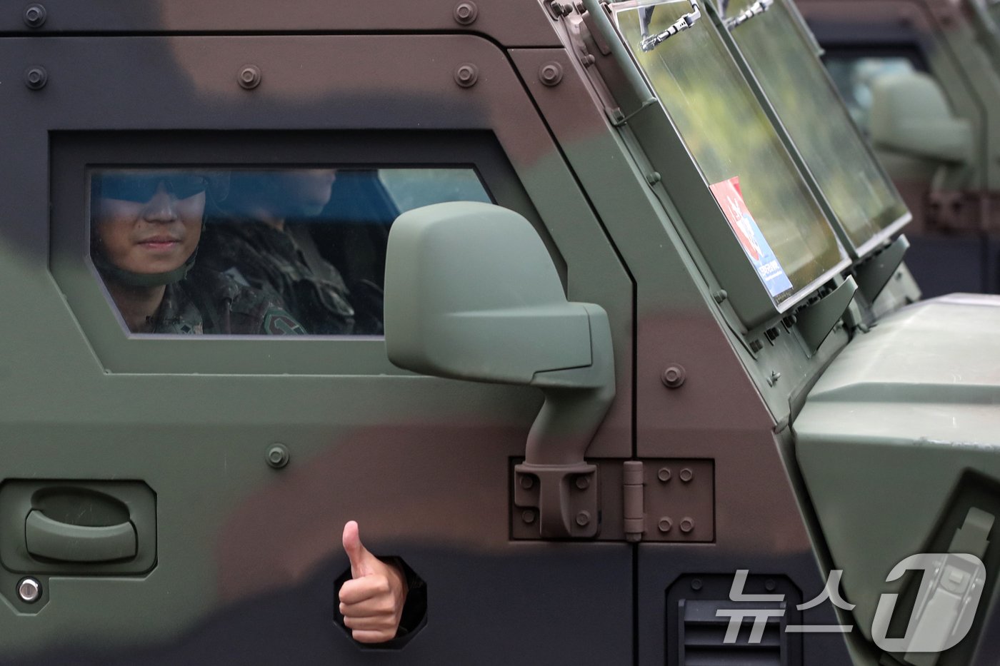 본문 이미지 - 건군 제76주년 국군의 날인 1일 오후 서울 세종대로 일대에서 열린 시가행진에서 장비부대가 행진하고 있다. &#39;강한 국군, 국민과 함께!&#39; 라는 주제로 열린 이날 시가행진에는 병력 5000여명과 83종 340여 대의 장비가 참여했다. 2024.10.1/뉴스1 ⓒ News1 이승배 기자