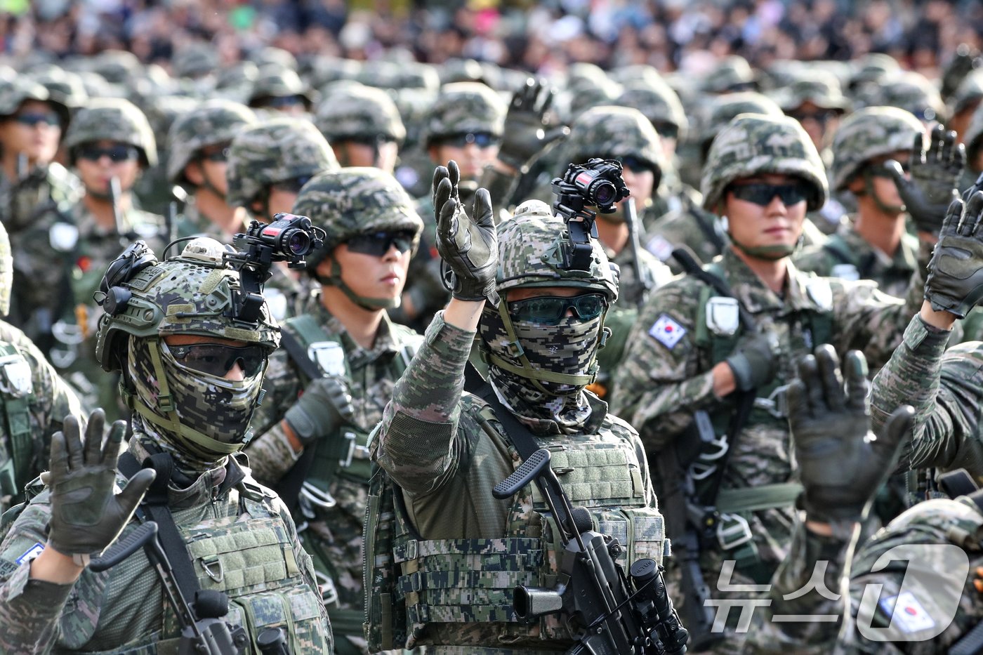 건군 제76주년 국군의 날인 1일 오후 서울 세종대로 일대에서 열린 시가행진에서 도보부대가 행진하고 있다. &#39;강한 국군, 국민과 함께!&#39; 라는 주제로 열린 이날 시가행진에는 병력 5000여명과 83종 340여 대의 장비가 참여했다. 2024.10.1/뉴스1 ⓒ News1 이승배 기자