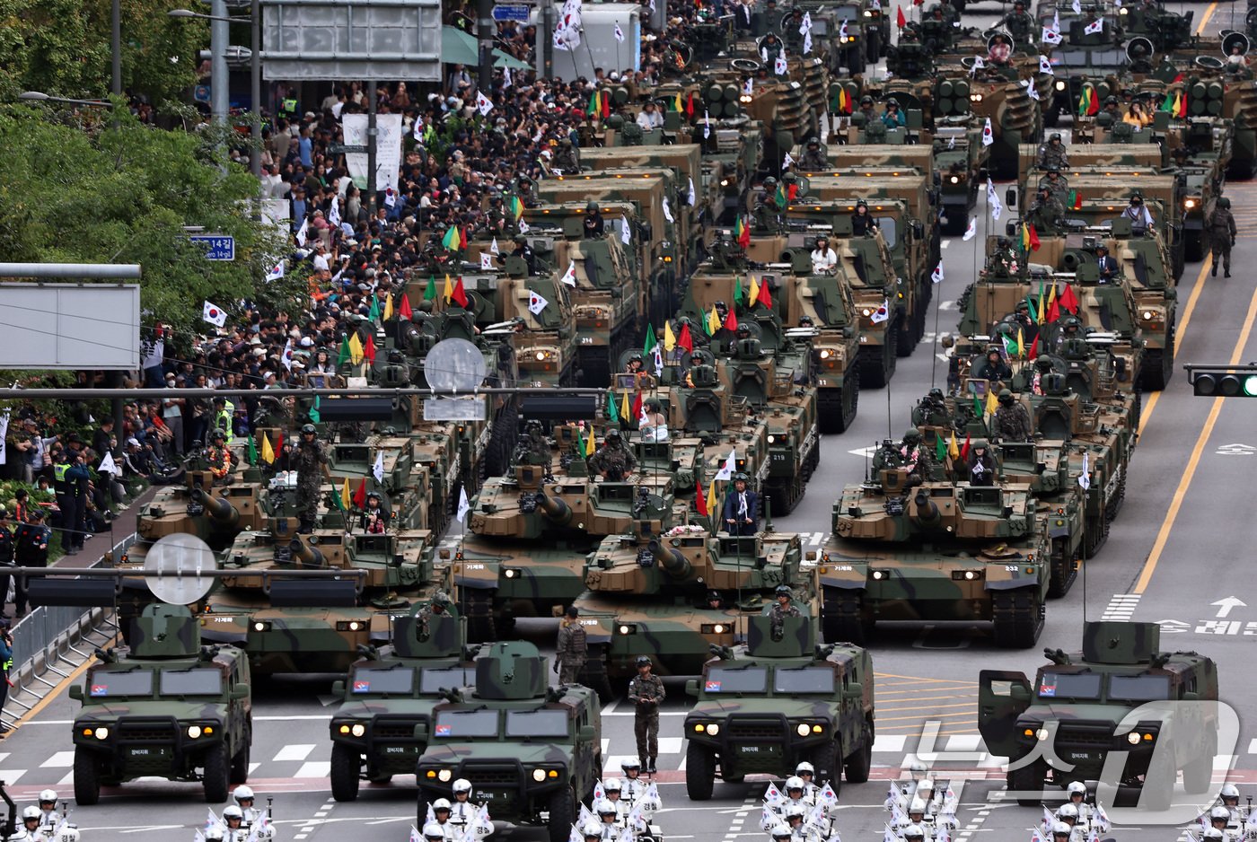본문 이미지 - 건군 제76주년 국군의 날인 1일 오후 서울 세종대로 일대에서 열린 시가행진에서 K-2 전차와 K-9A1 자주포 등 육군 기갑장비 부대가 시민들 앞을 지나고 있다. &#39;강한 국군, 국민과 함께!&#39;라는 주제로 열린 이날 시가행진에는 병력 5000여명과 83종 340여 대의 장비가 참여했다. 2024.10.1/뉴스1 ⓒ News1 구윤성 기자