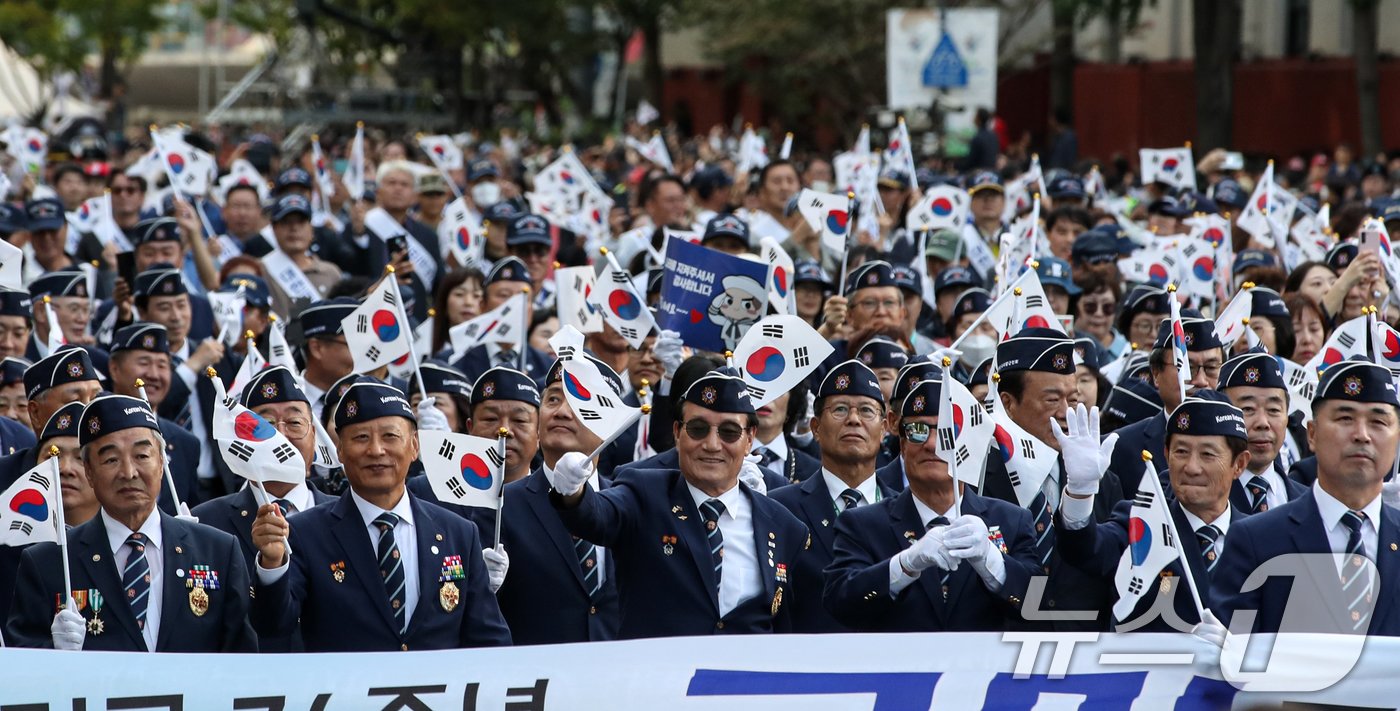 건군 제76주년 국군의 날인 1일 오후 서울 세종대로 일대에서 열린 시가행진에서 재향군인회가 행진하고 있다. &#39;강한 국군, 국민과 함께!&#39; 라는 주제로 열린 이날 시가행진에는 병력 5000여명과 83종 340여 대의 장비가 참여했다. 2024.10.1/뉴스1 ⓒ News1 이승배 기자