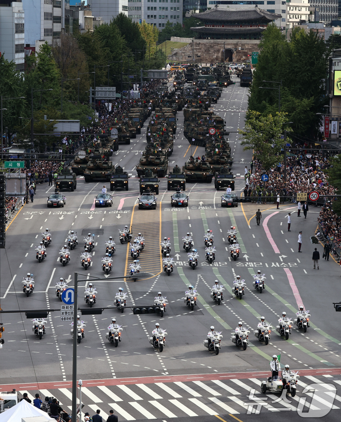 (서울=뉴스1) 구윤성 기자 = 건군 제76주년 국군의 날인 1일 오후 서울 세종대로 일대에서 열린 시가행진에서 K-2 전차와 K-9A1 자주포 등 육군 기갑장비 부대가 시민들 앞 …