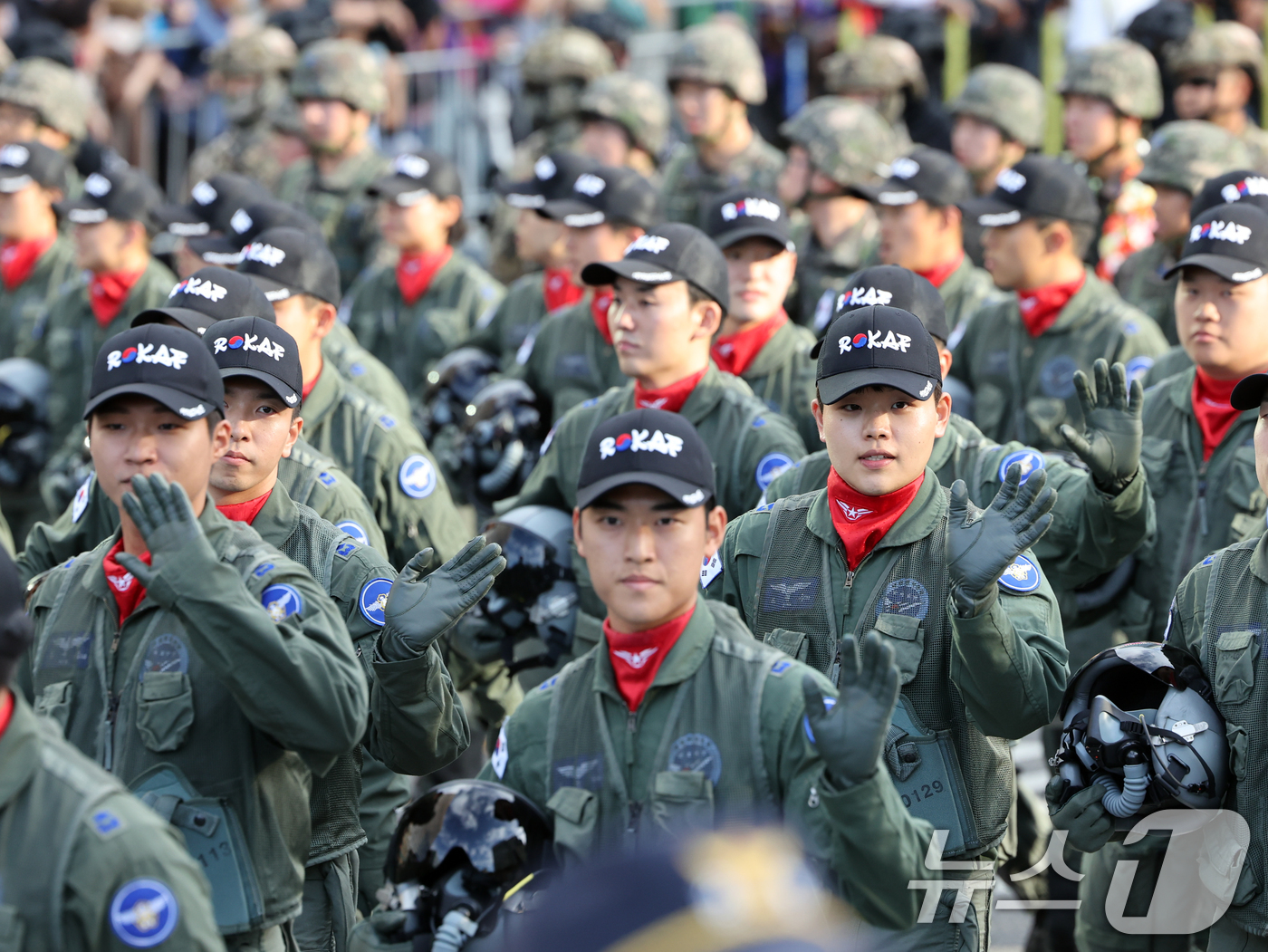 (서울=뉴스1) 황기선 기자 = 1일 서울 종로구 광화문광장 일대에서 제76주년 국군의 날 시가행진이 펼쳐지고 있다.국군의 날 시가행진이 2년 연속으로 열리는 건 40년 만이다. …