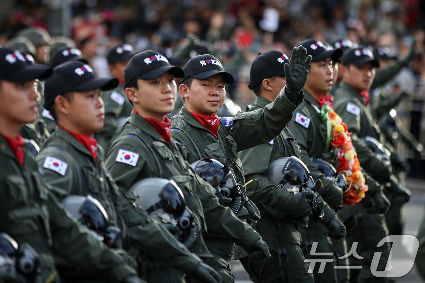 건군 제76주년 국군의 날인 1일 오후 서울 세종대로 일대에서 열린 시가행진에서 공군 부대가 행진하고 있다. &#39;강한 국군, 국민과 함께!&#39; 라는 주제로 열린 이날 시가행진에는 병력 5000여명과 83종 340여 대의 장비가 참여했다. 2024.10.1/뉴스1 ⓒ News1 이승배 기자