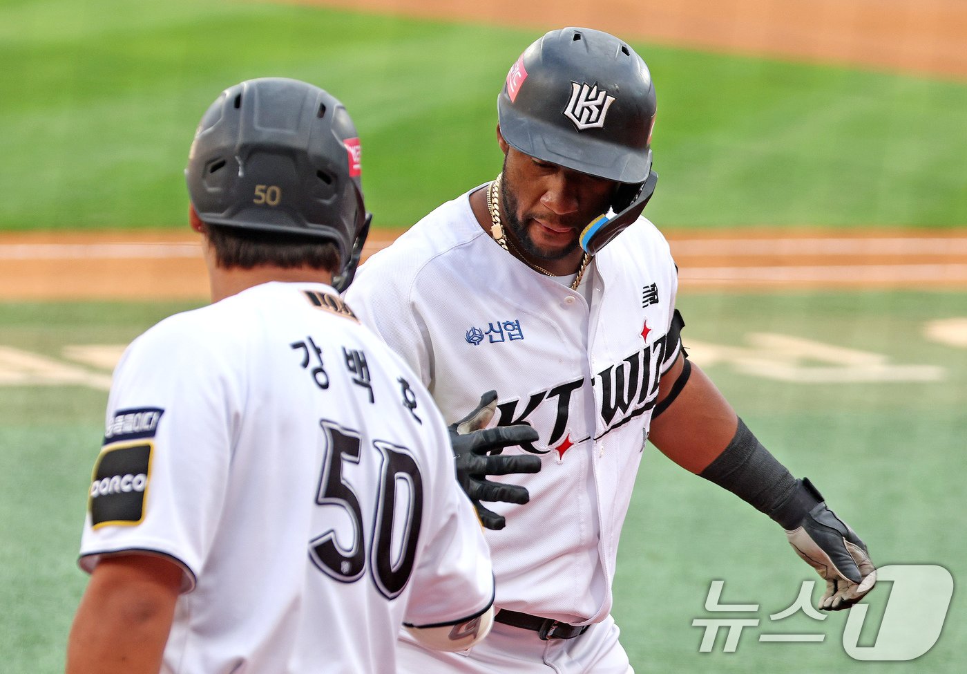 본문 이미지 - 1일 오후 경기 수원 KT 위즈파크에서 열린 프로야구 '2024 신한 SOL Bank KBO리그' SSG 랜더스와 KT 위즈의 5위 결정전, KT 공격 1회말 1사 상황에서 로하스가 솔로 홈런을 친 뒤 강백호와 기쁨을 나누고 있다. 2024.10.1/뉴스1 ⓒ News1 장수영 기자