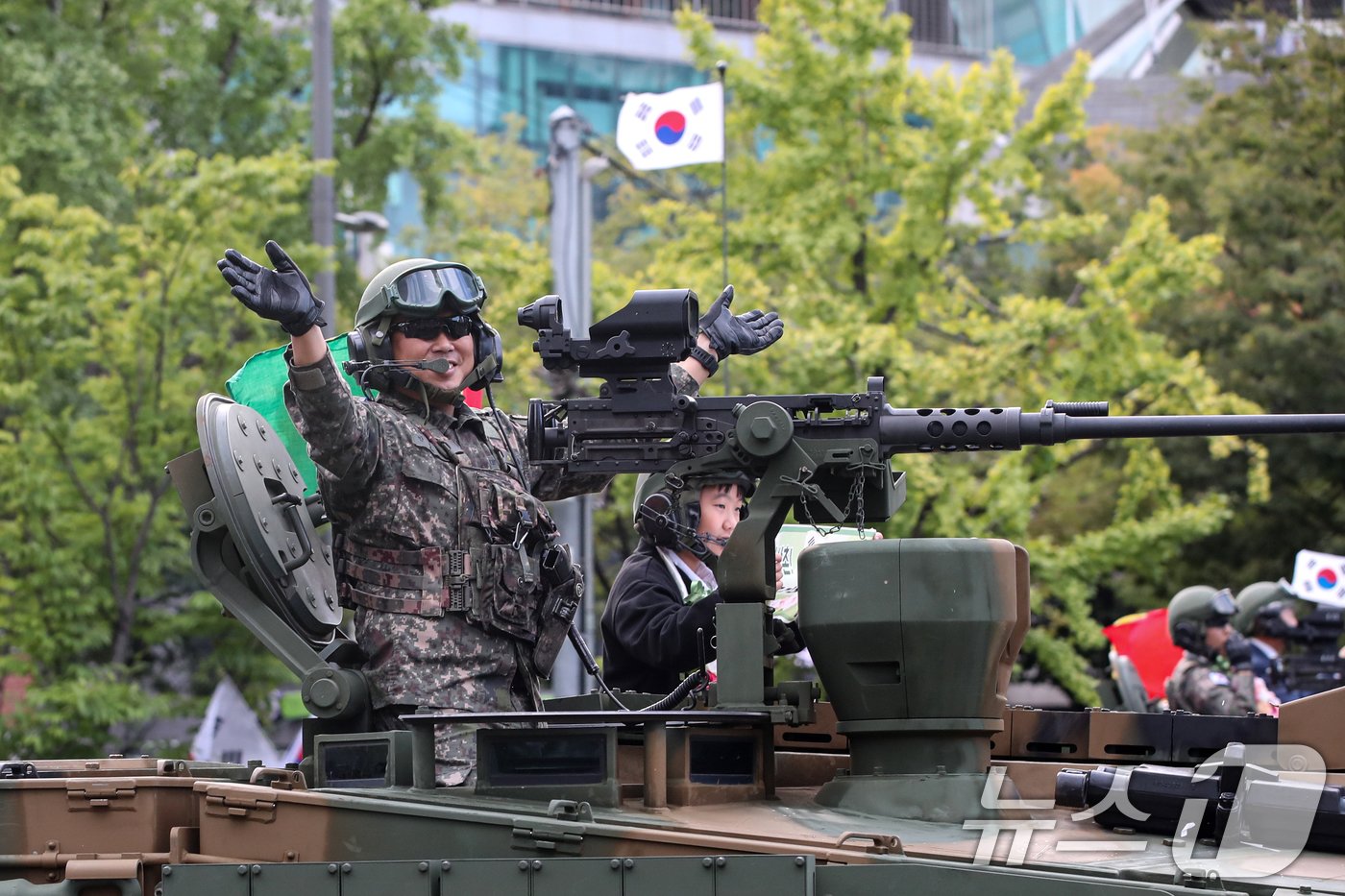 건군 제76주년 국군의 날인 1일 오후 서울 세종대로 일대에서 열린 시가행진에서 장비부대가 행진하고 있다. &#39;강한 국군, 국민과 함께!&#39; 라는 주제로 열린 이날 시가행진에는 병력 5000여명과 83종 340여 대의 장비가 참여했다. 2024.10.1/뉴스1 ⓒ News1 이승배 기자