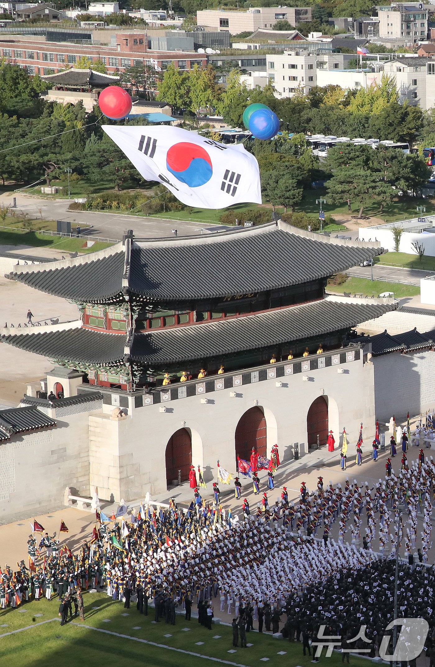 1일 오후 서울 세종대로 광화문광장 일대에서 열린 &#39;건군 76주년 국군의날 시가행진&#39;에서 서울 수복을 기념하는 대형 태극기가 광화문 월대에 게양되고 있다. &#39;강한 국군, 국민과 함께!&#39;라는 주제로 열린 이날 시가행진에는 병력 5000여명과 83종 340여 대의 장비가 참여했다. 2024.10.1/뉴스1 ⓒ News1 임세영 기자