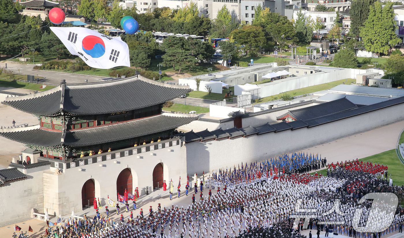 (서울=뉴스1) 임세영 기자 = 1일 오후 서울 세종대로 광화문광장 일대에서 열린 '건군 76주년 국군의날 시가행진'에서 서울 수복을 기념하는 대형 태극기가 광화문 월대에 게양되고 …