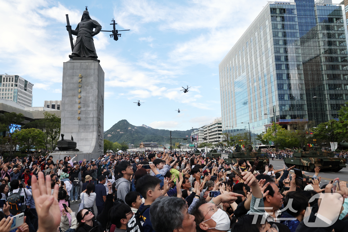 (서울=뉴스1) 황기선 기자 = 1일 서울 종로구 광화문광장 일대에서 제76주년 국군의 날 시가행진이 펼쳐지고 있다.국군의 날 시가행진이 2년 연속으로 열리는 건 40년 만이다. …