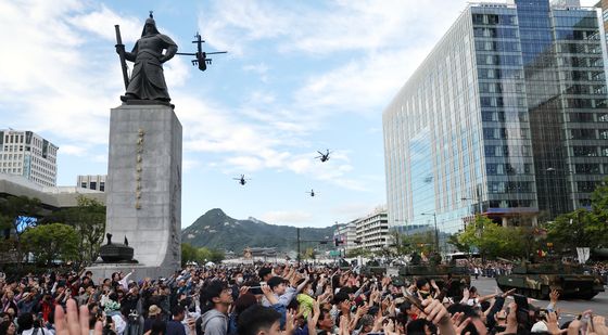 국군의 날 반기는 시민들