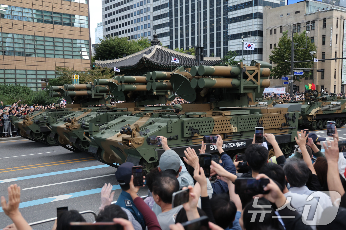 (서울=뉴스1) 황기선 기자 = 1일 서울 종로구 광화문광장 일대에서 제76주년 국군의 날 시가행진이 펼쳐지고 있다.국군의 날 시가행진이 2년 연속으로 열리는 건 40년 만이다. …