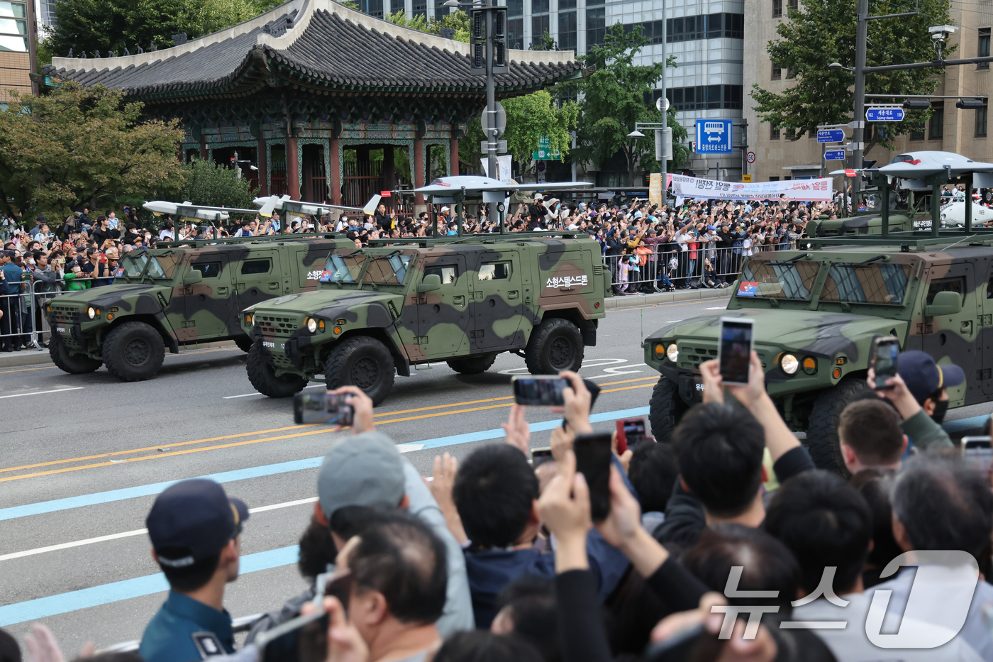 (서울=뉴스1) 황기선 기자 = 1일 서울 종로구 광화문광장 일대에서 제76주년 국군의 날 시가행진이 펼쳐지고 있다.국군의 날 시가행진이 2년 연속으로 열리는 건 40년 만이다. …