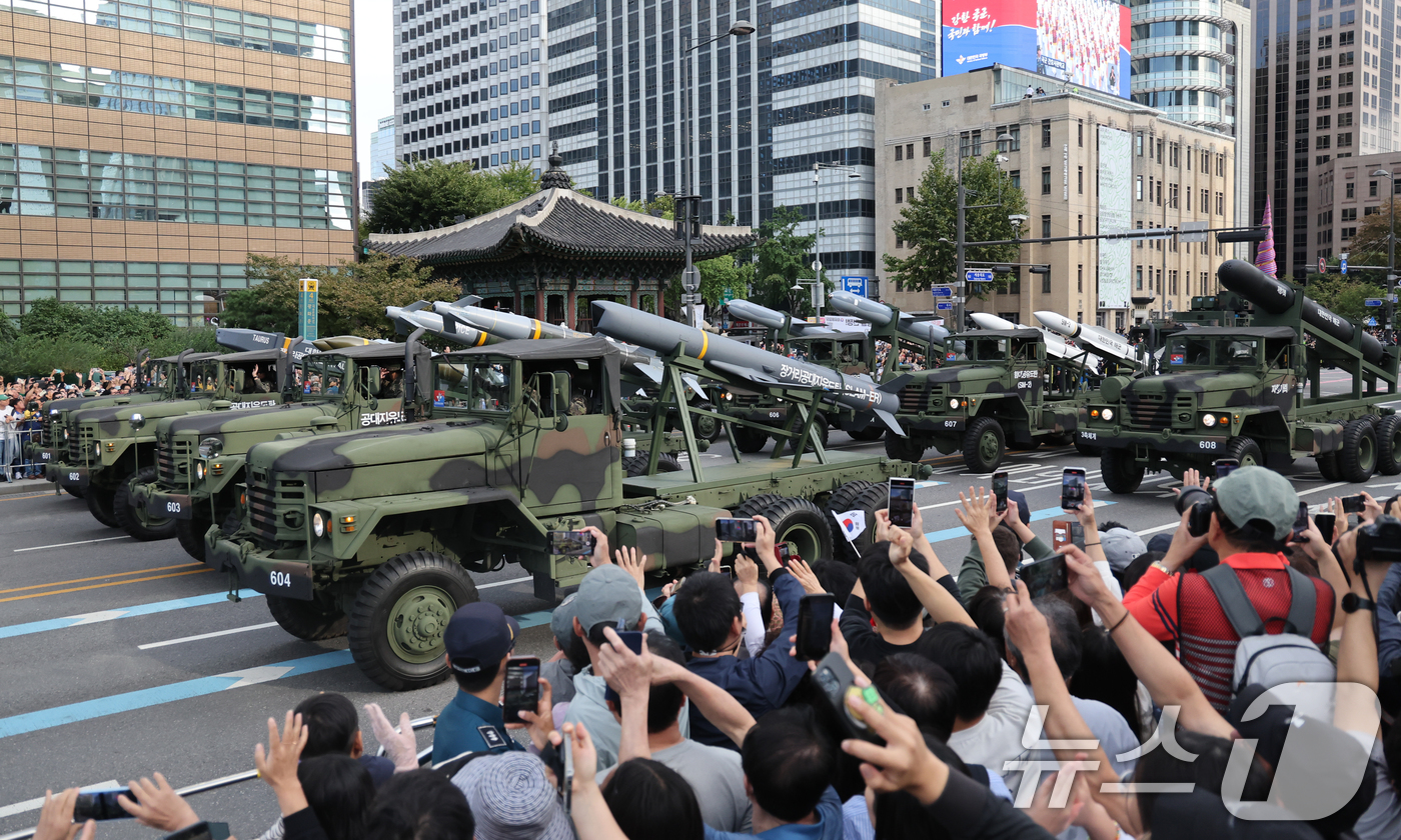 (서울=뉴스1) 황기선 기자 = 1일 서울 종로구 광화문광장 일대에서 제76주년 국군의 날 시가행진이 펼쳐지고 있다.국군의 날 시가행진이 2년 연속으로 열리는 건 40년 만이다. …